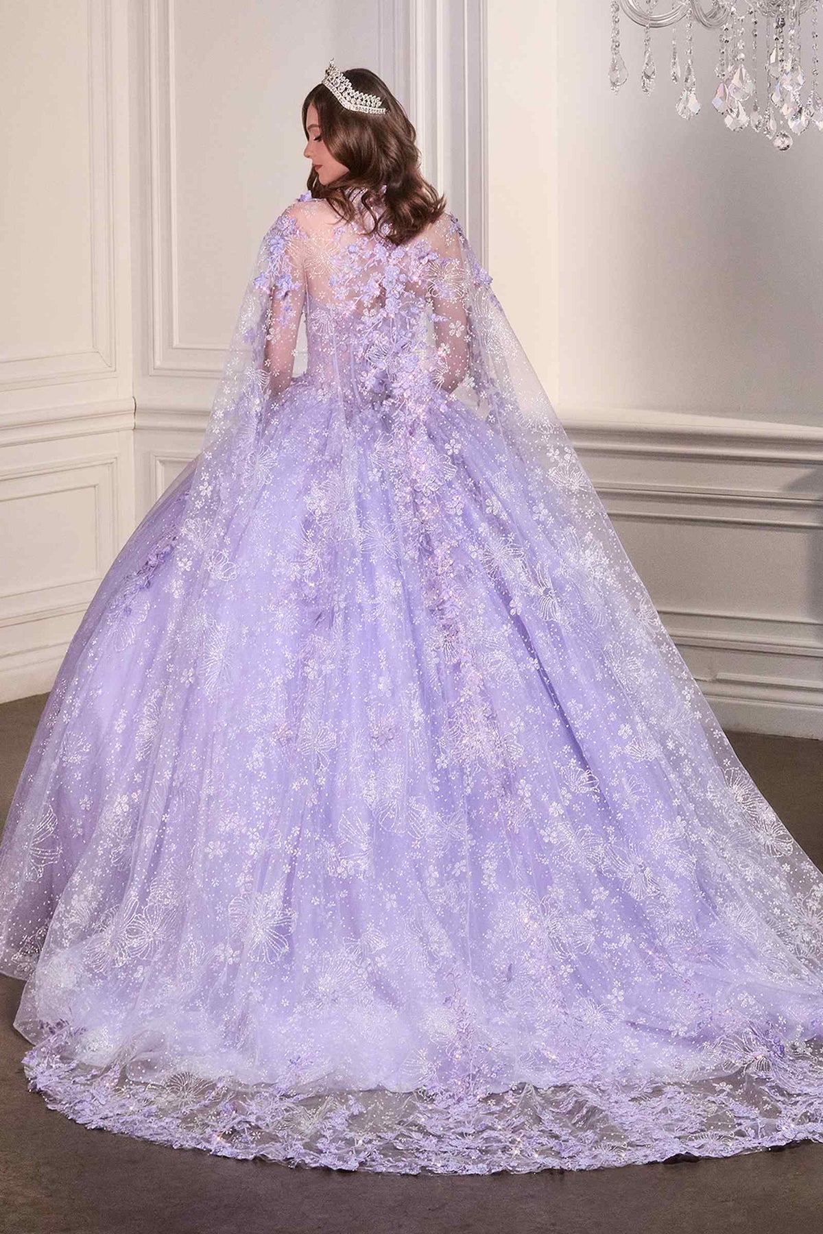 Vestido largo y voluminoso de quinceañera Ladivine 15719 con capa de tul