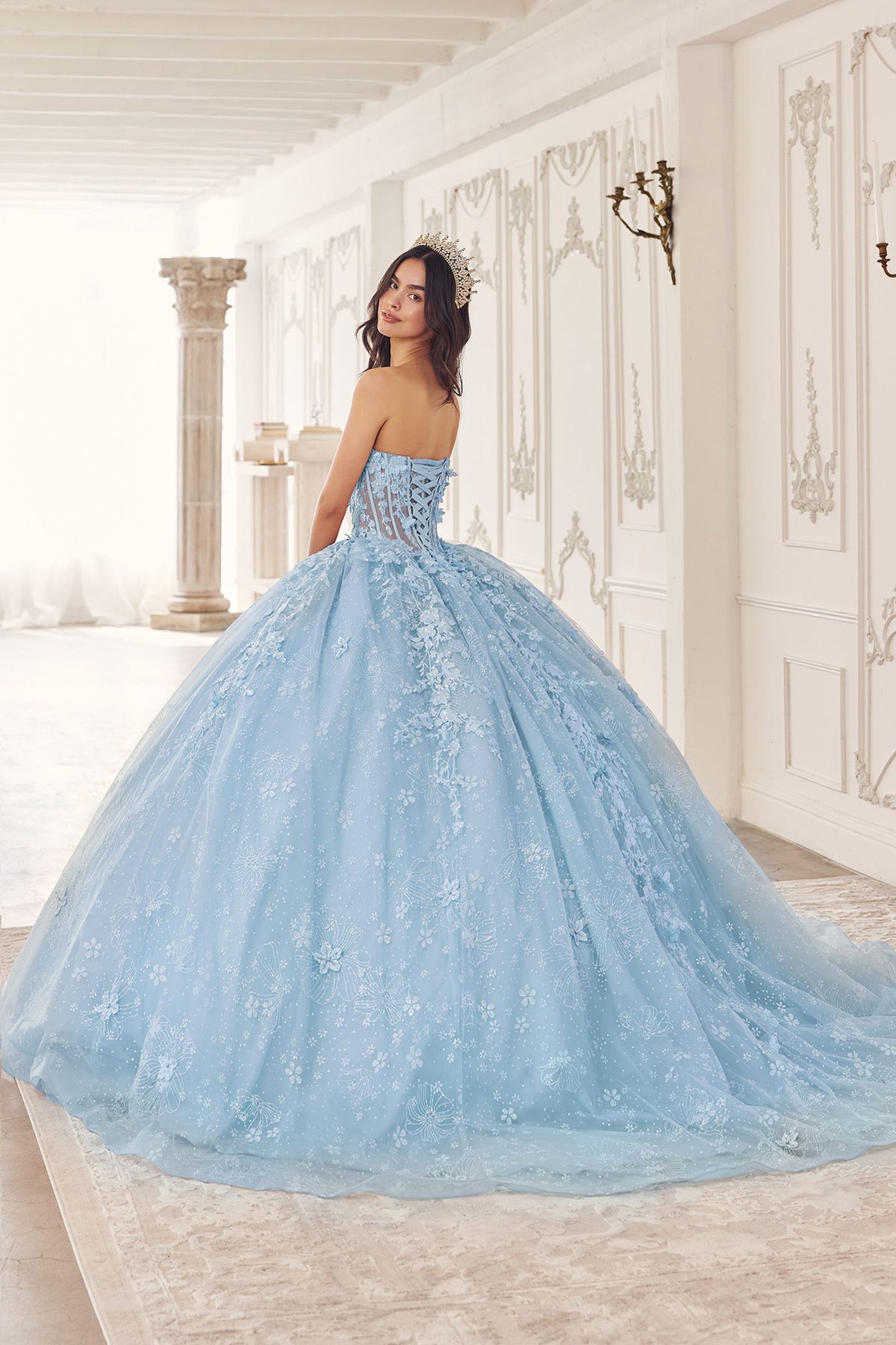 Vestido largo y voluminoso de quinceañera Ladivine 15719 con capa de tul