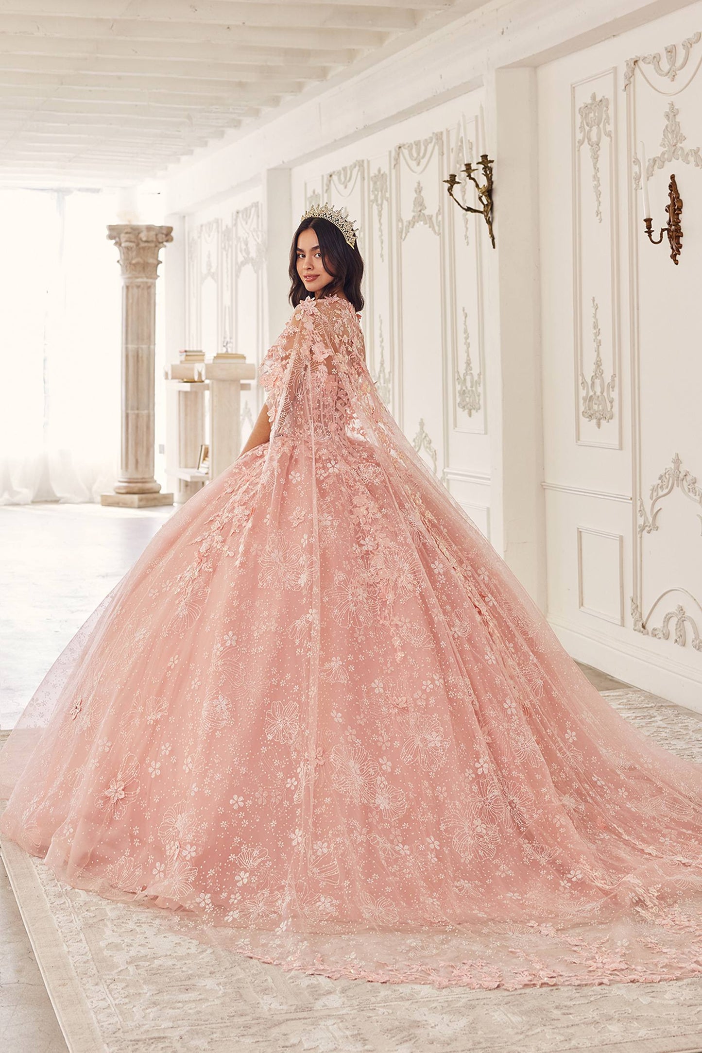 Vestido largo y voluminoso de quinceañera Ladivine 15719 con capa de tul