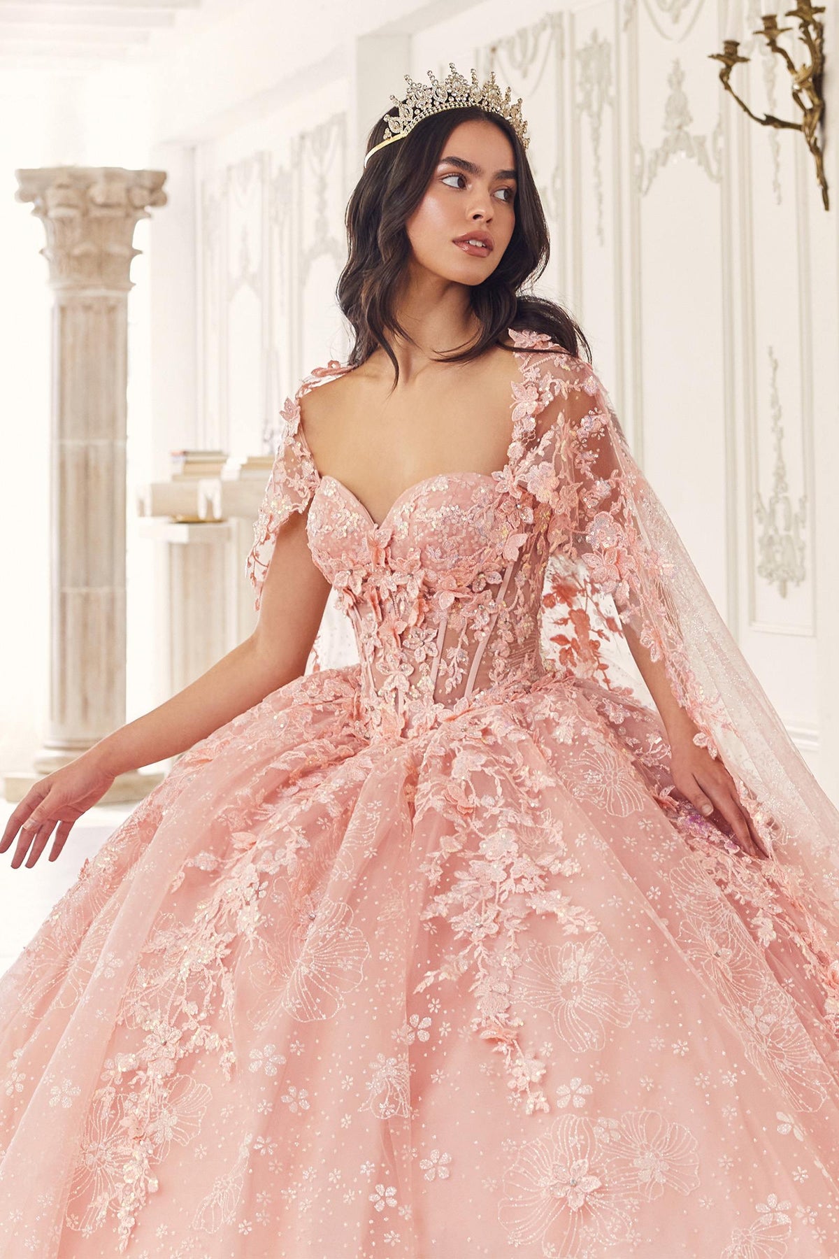 Vestido largo y voluminoso de quinceañera Ladivine 15719 con capa de tul