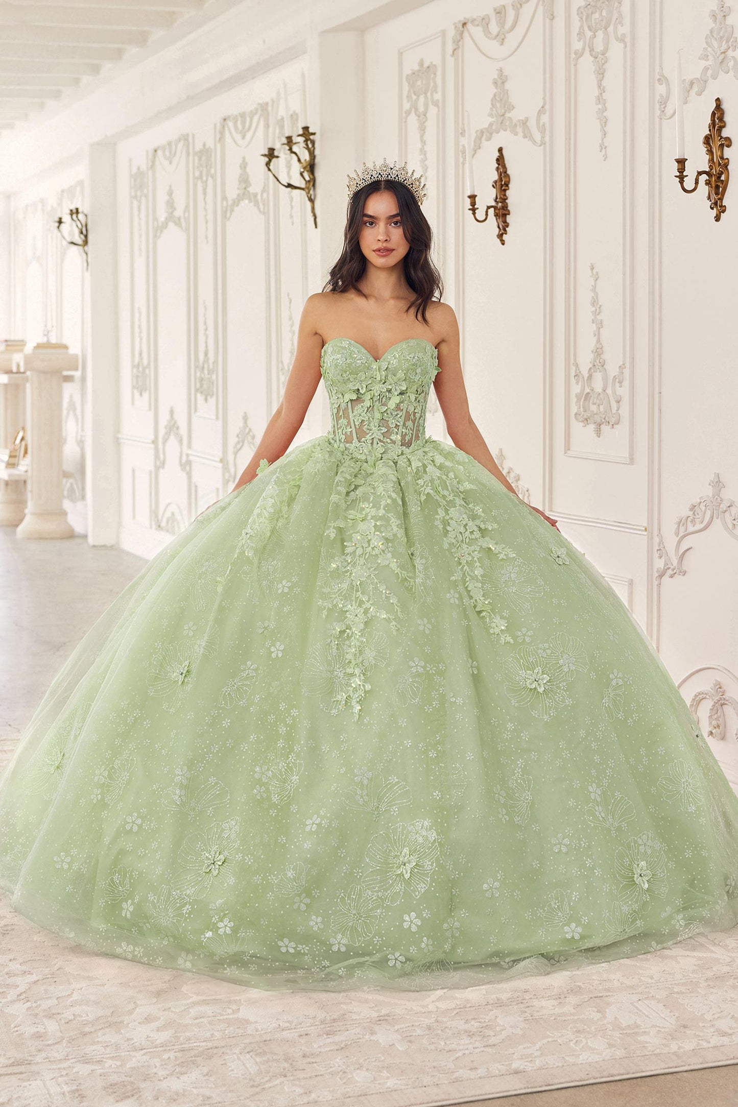 Vestido largo y voluminoso de quinceañera Ladivine 15719 con capa de tul