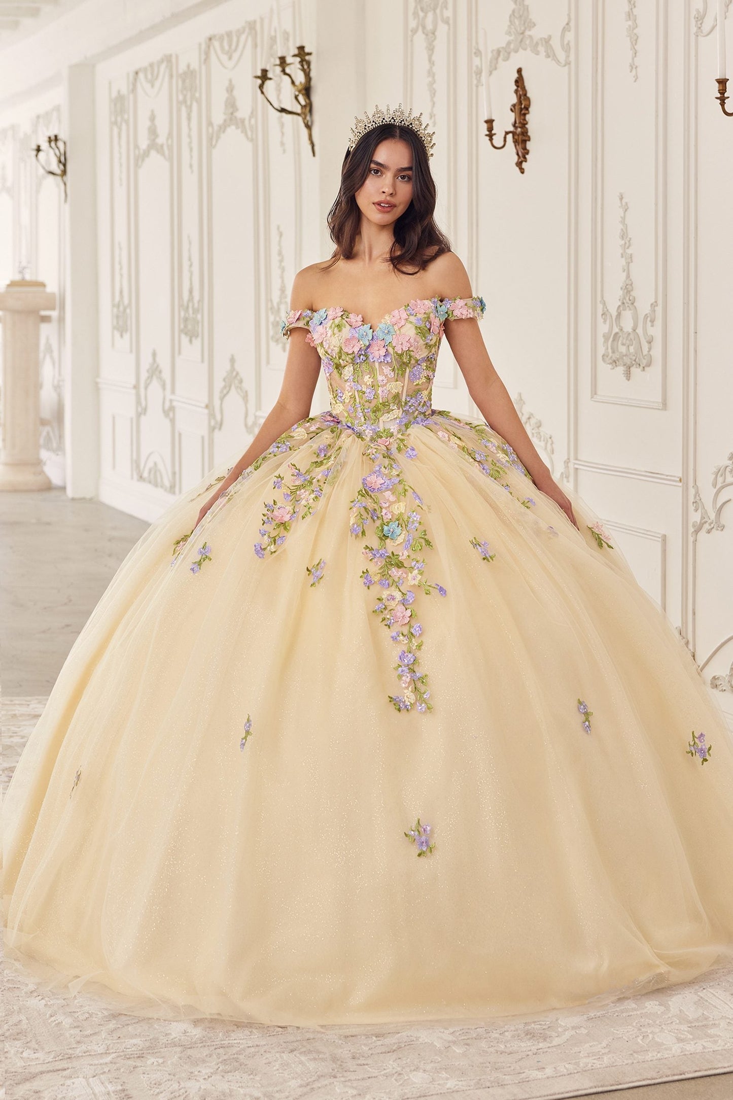 Vestido de quinceañera Ladivine 15724 con apliques florales de encaje y capelina removible