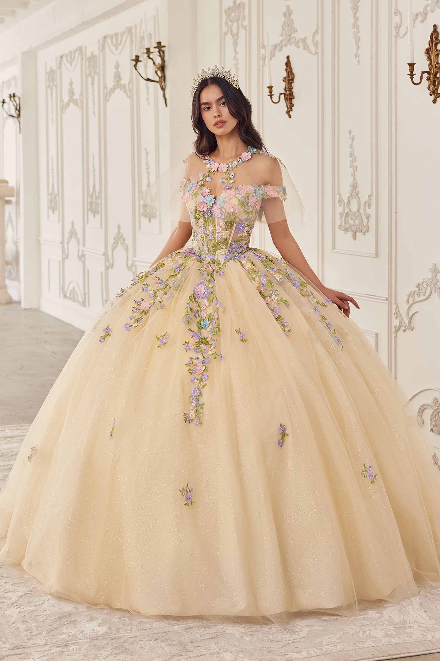 Vestido de quinceañera Ladivine 15724 con apliques florales de encaje y capelina removible
