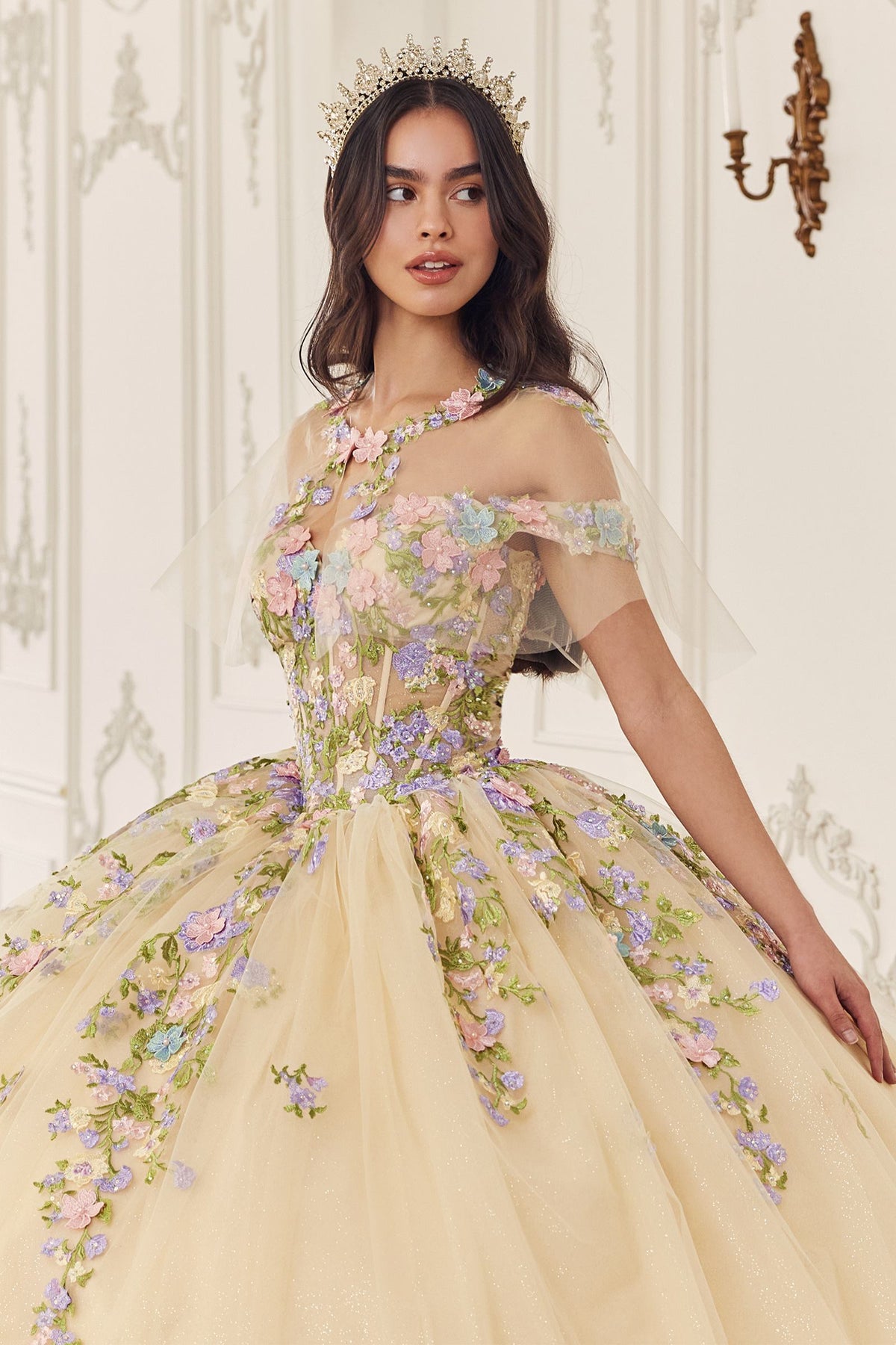 Vestido de quinceañera Ladivine 15724 con apliques florales de encaje y capelina removible