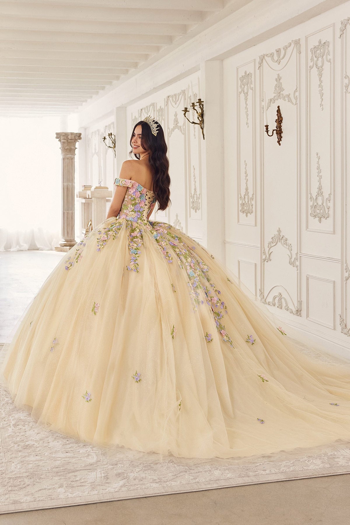Vestido de quinceañera Ladivine 15724 con apliques florales de encaje y capelina removible