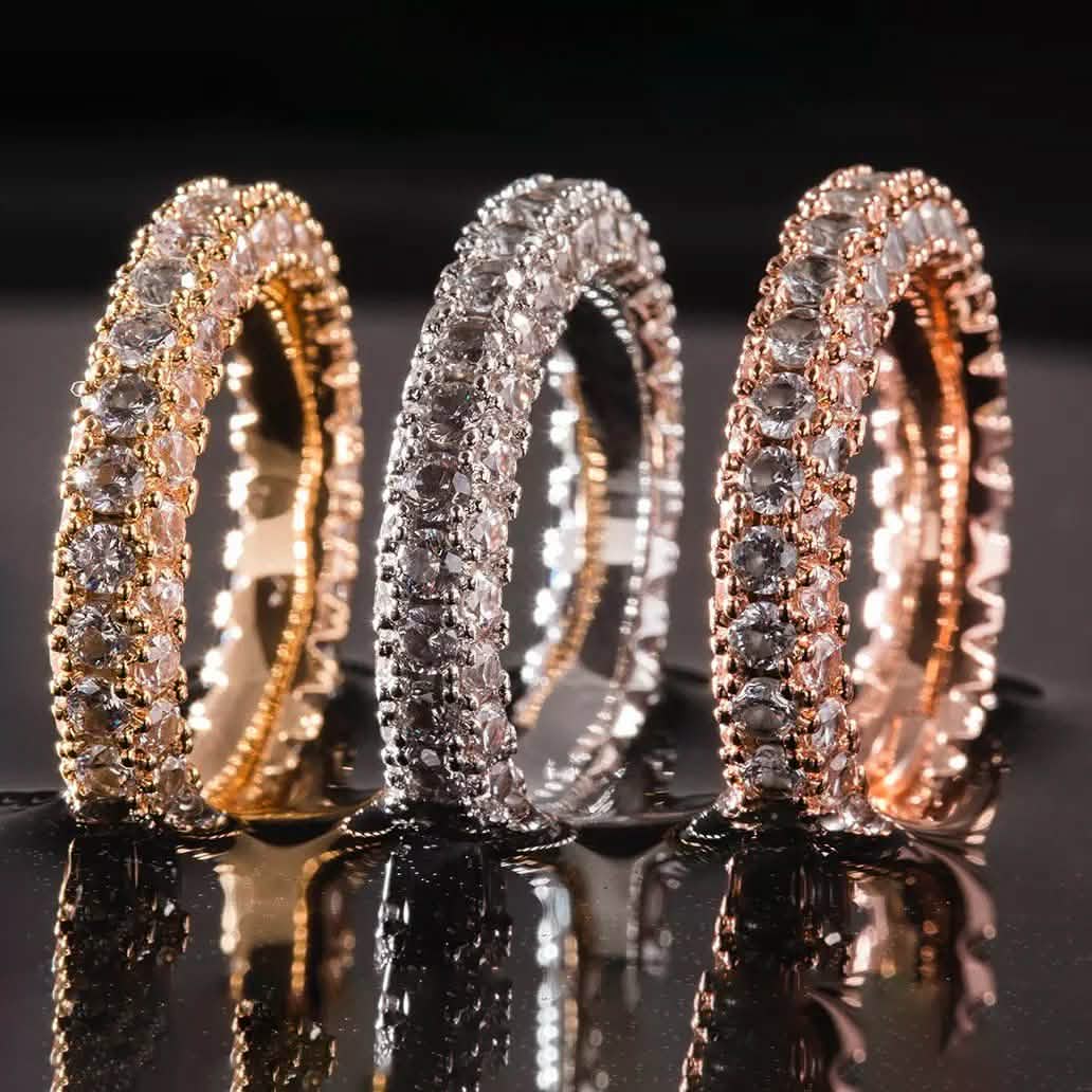 Anillo de eternidad de oro de 18K y cristal tallado italiano de 3 hileras