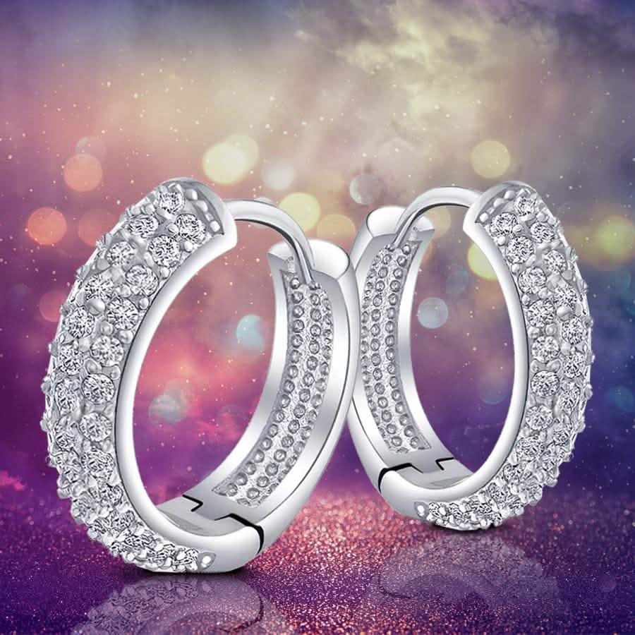 Pendientes Huggie Pequeños de Oro Blanco de 18K con Micro Pavé