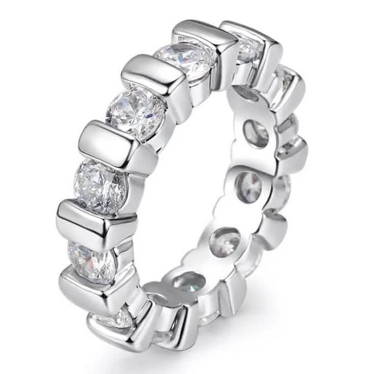 Anillo de eternidad de oro blanco de 18k con corte redondo