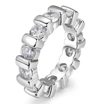 Anillo de eternidad de oro blanco de 18k con corte redondo