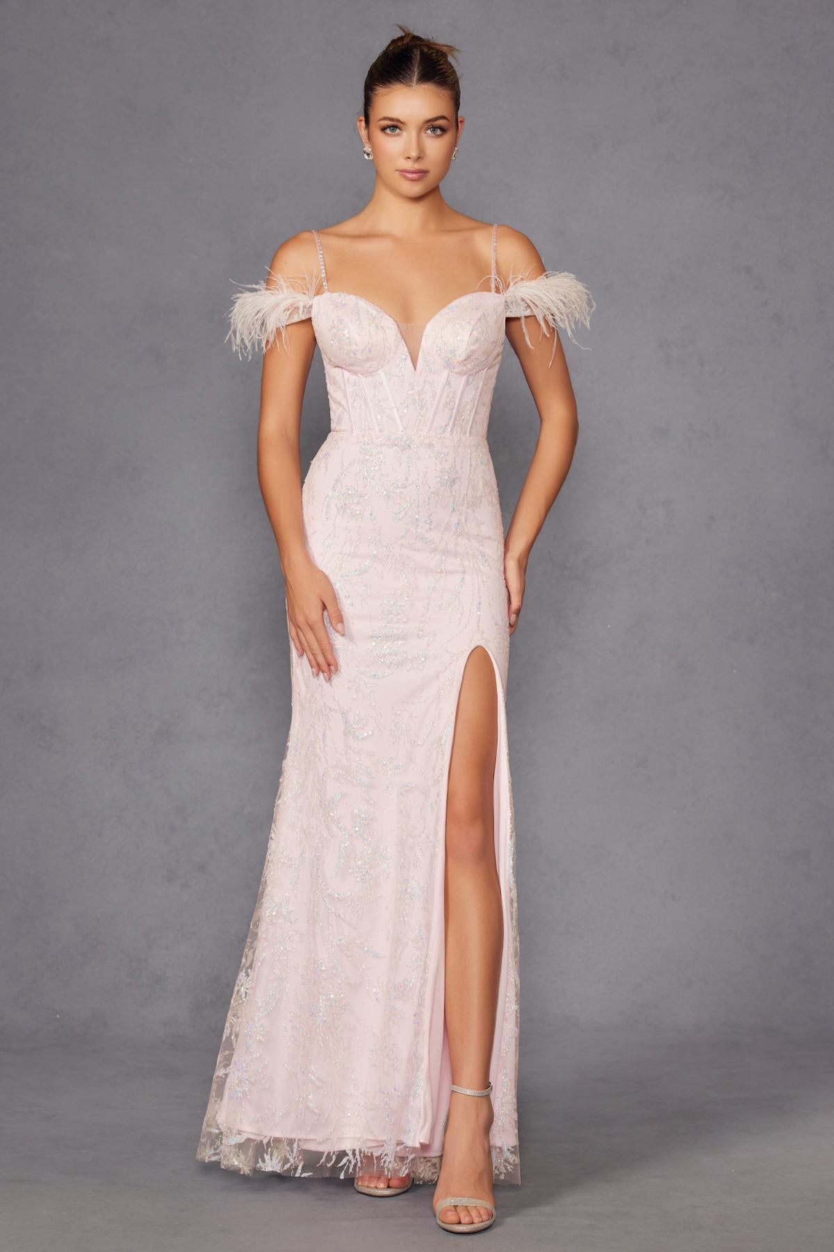 Vestido largo de lentejuelas Juliet 2402 Glitter Leaf con mangas de plumas y abertura