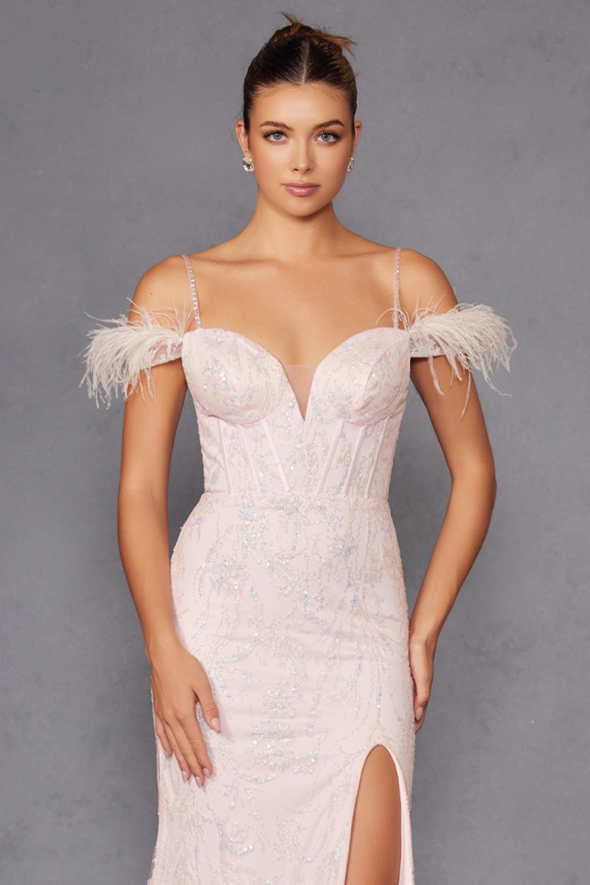 Vestido largo de lentejuelas Juliet 2402 Glitter Leaf con mangas de plumas y abertura