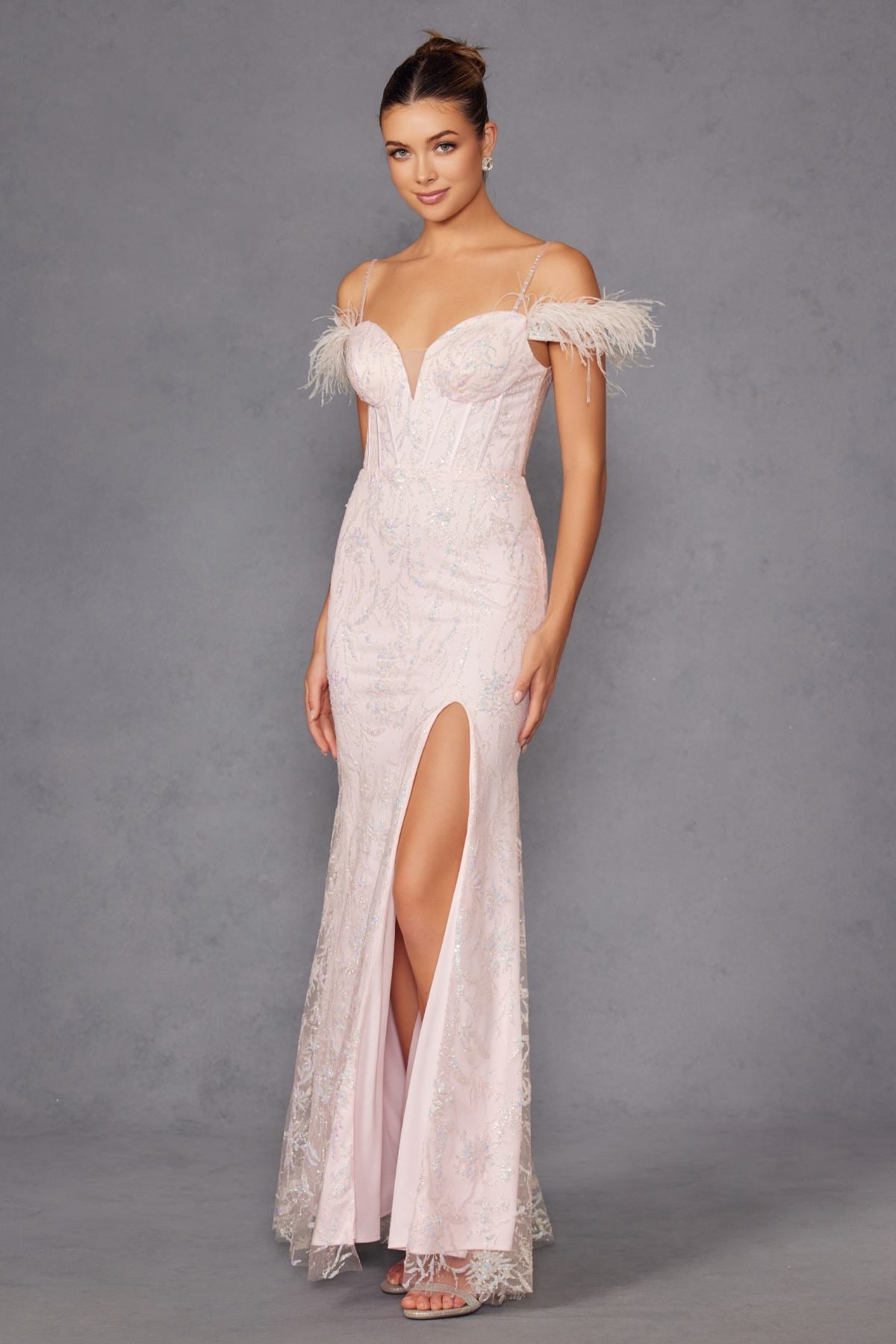 Vestido largo de lentejuelas Juliet 2402 Glitter Leaf con mangas de plumas y abertura