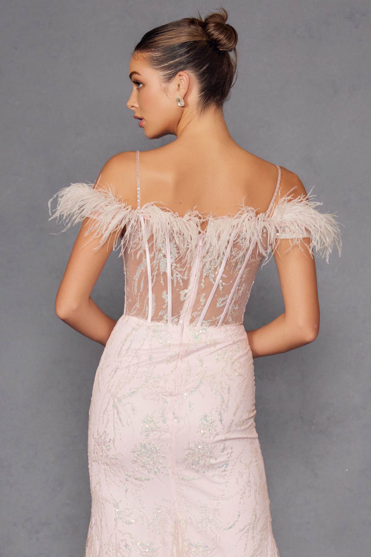 Vestido largo de lentejuelas Juliet 2402 Glitter Leaf con mangas de plumas y abertura