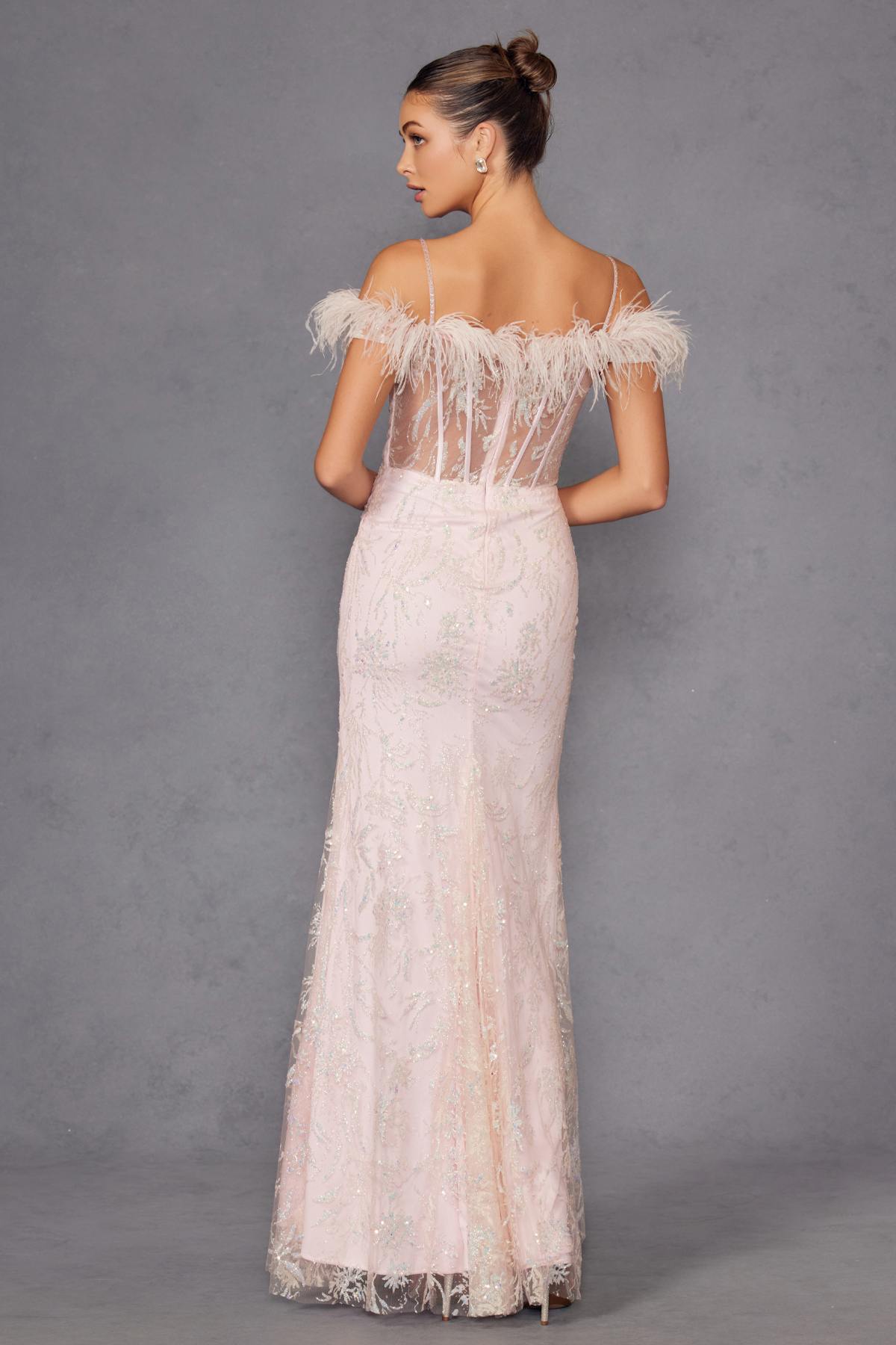 Vestido largo de lentejuelas Juliet 2402 Glitter Leaf con mangas de plumas y abertura