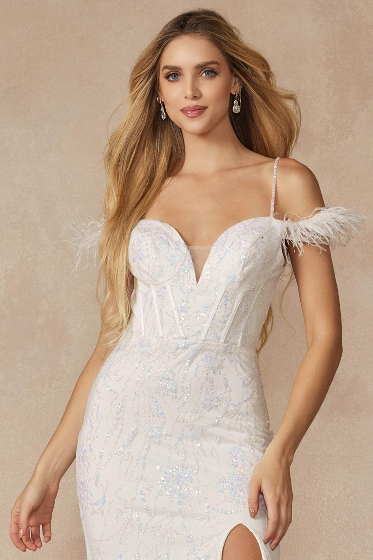 Vestido largo de lentejuelas Juliet 2402 Glitter Leaf con mangas de plumas y abertura