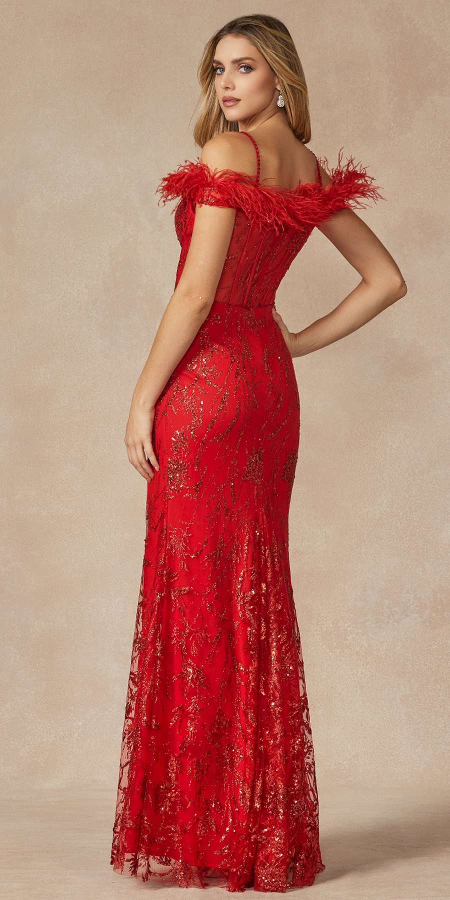 Vestido largo de lentejuelas Juliet 2402 Glitter Leaf con mangas de plumas y abertura