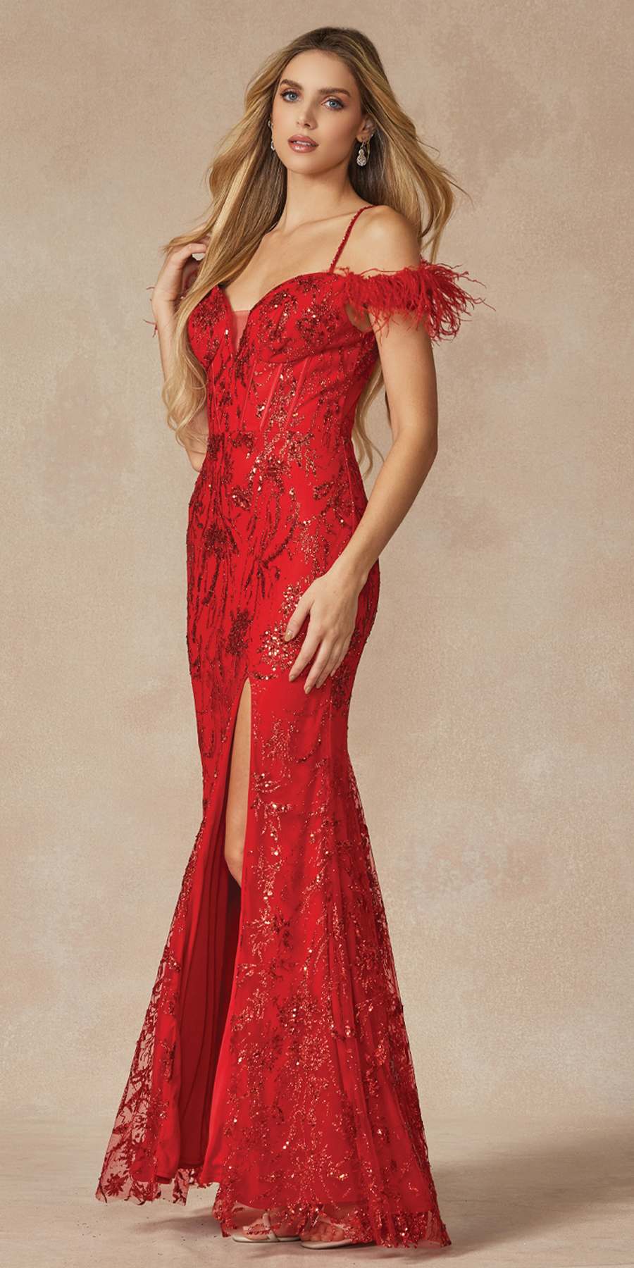 Vestido largo de lentejuelas Juliet 2402 Glitter Leaf con mangas de plumas y abertura
