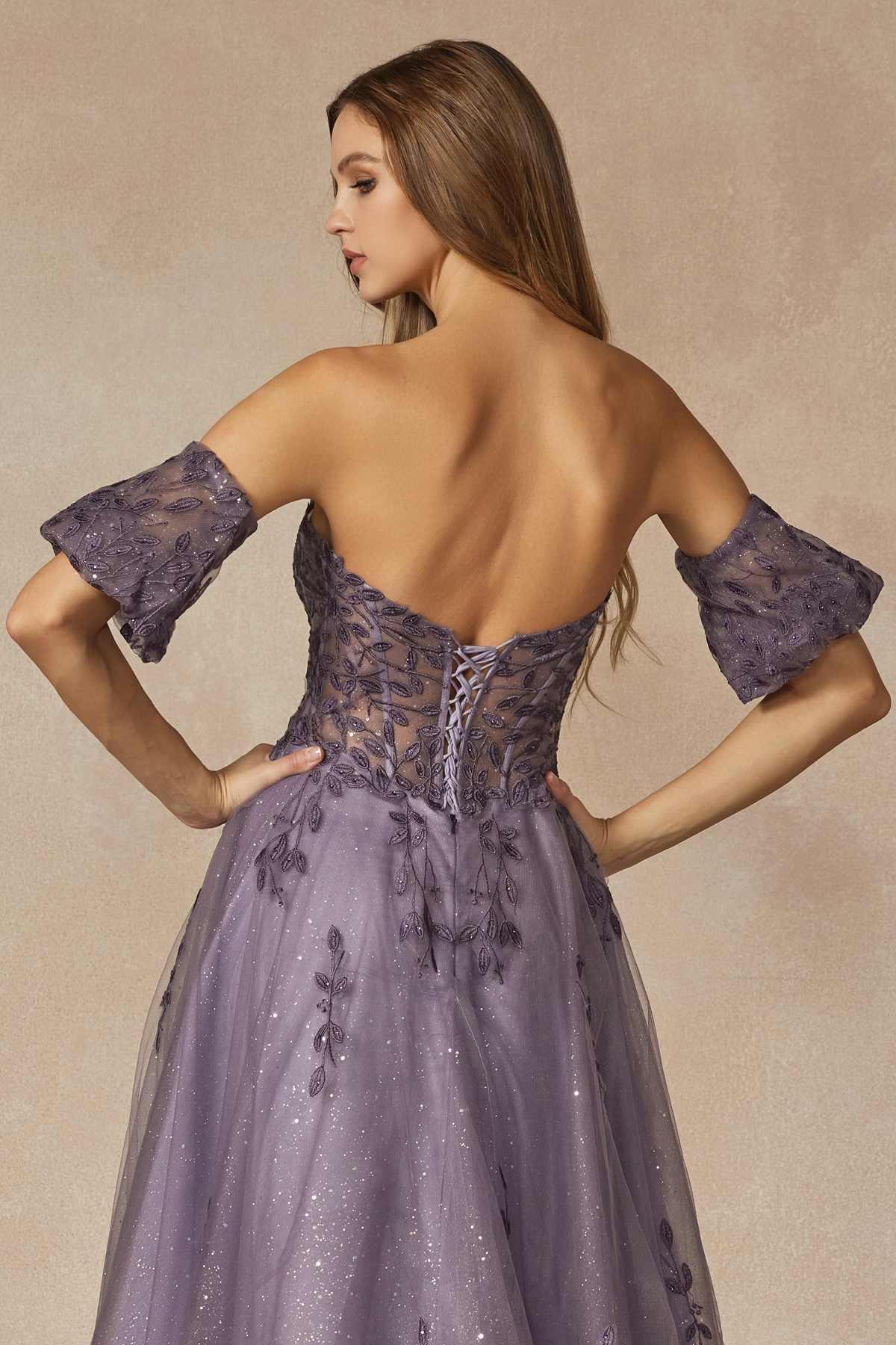 Juliet 2409 Vestido de Noche en Línea A con Bordado de Hojas y Mangas Desmontables