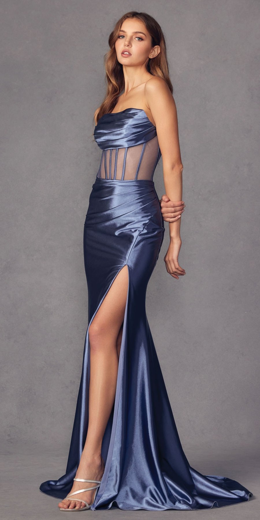 Vestido de satén largo hasta el suelo sin tirantes con corpiño deshuesado transparente y abertura, Juliet 2416