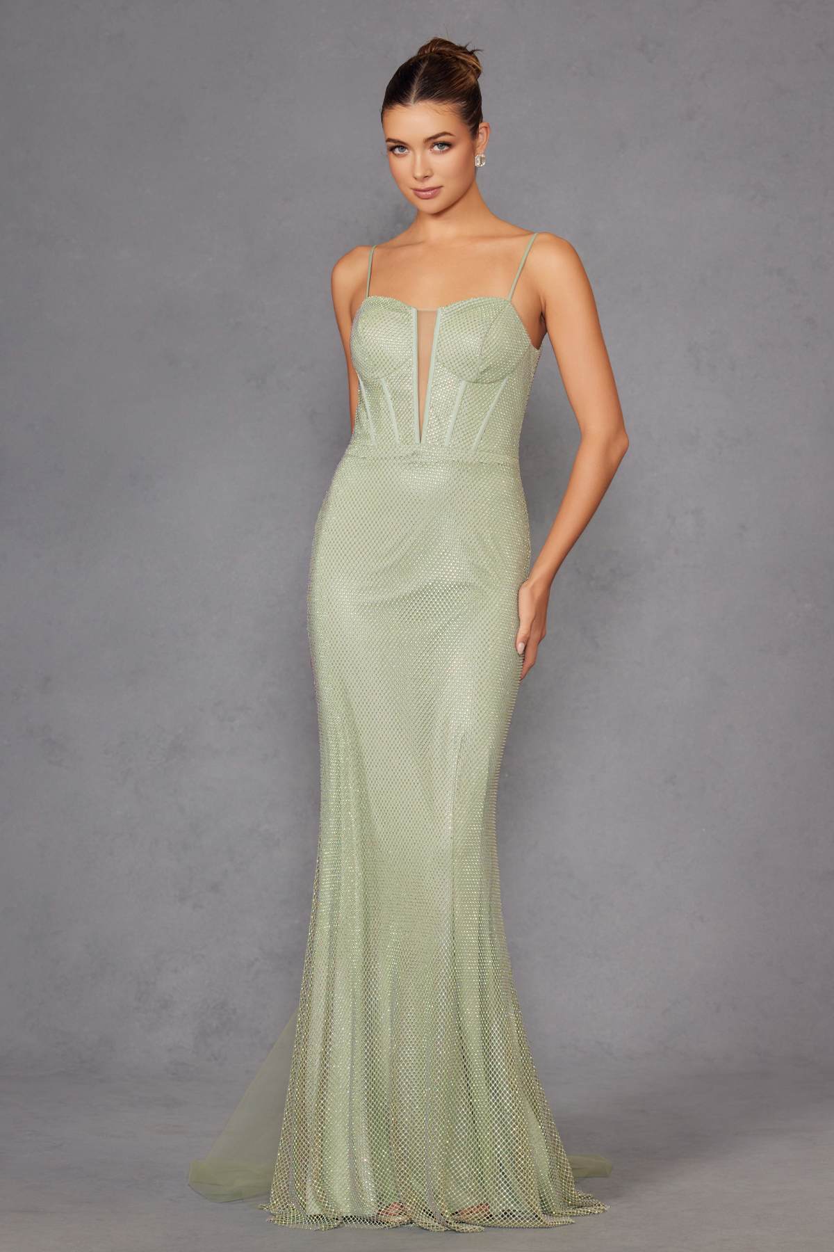 Juliet JT2470S Vestido largo formal de cuello V, con corsé deshuesado y falda ajustada de malla de red