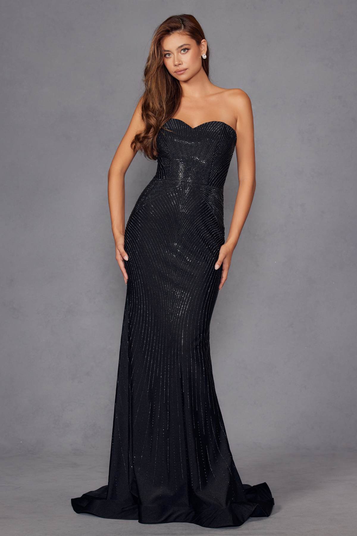 Vestido largo ajustado sin tirantes con escote corazón y detalles de pedrería Juliet JT2472R