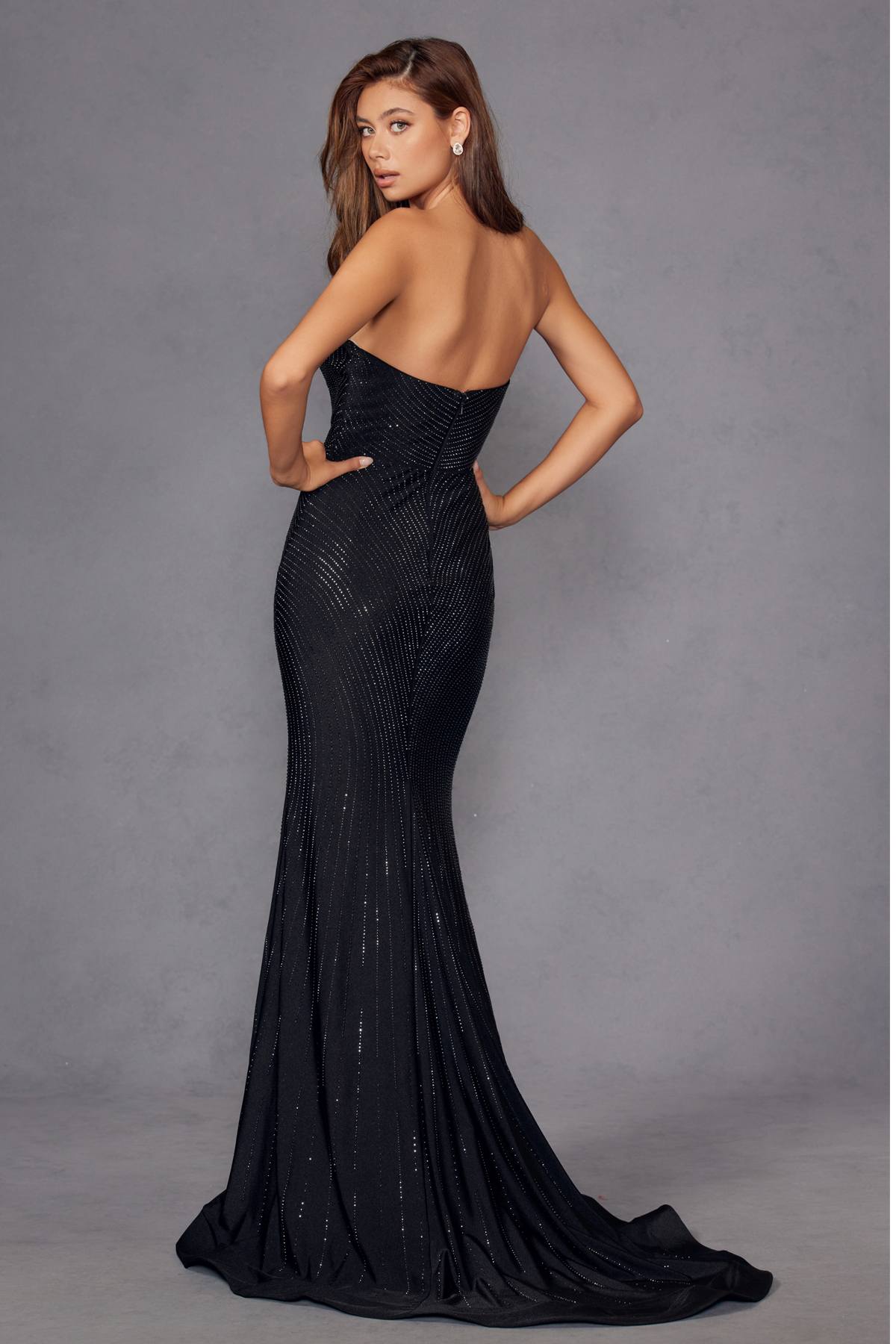 Vestido largo ajustado sin tirantes con escote corazón y detalles de pedrería Juliet JT2472R
