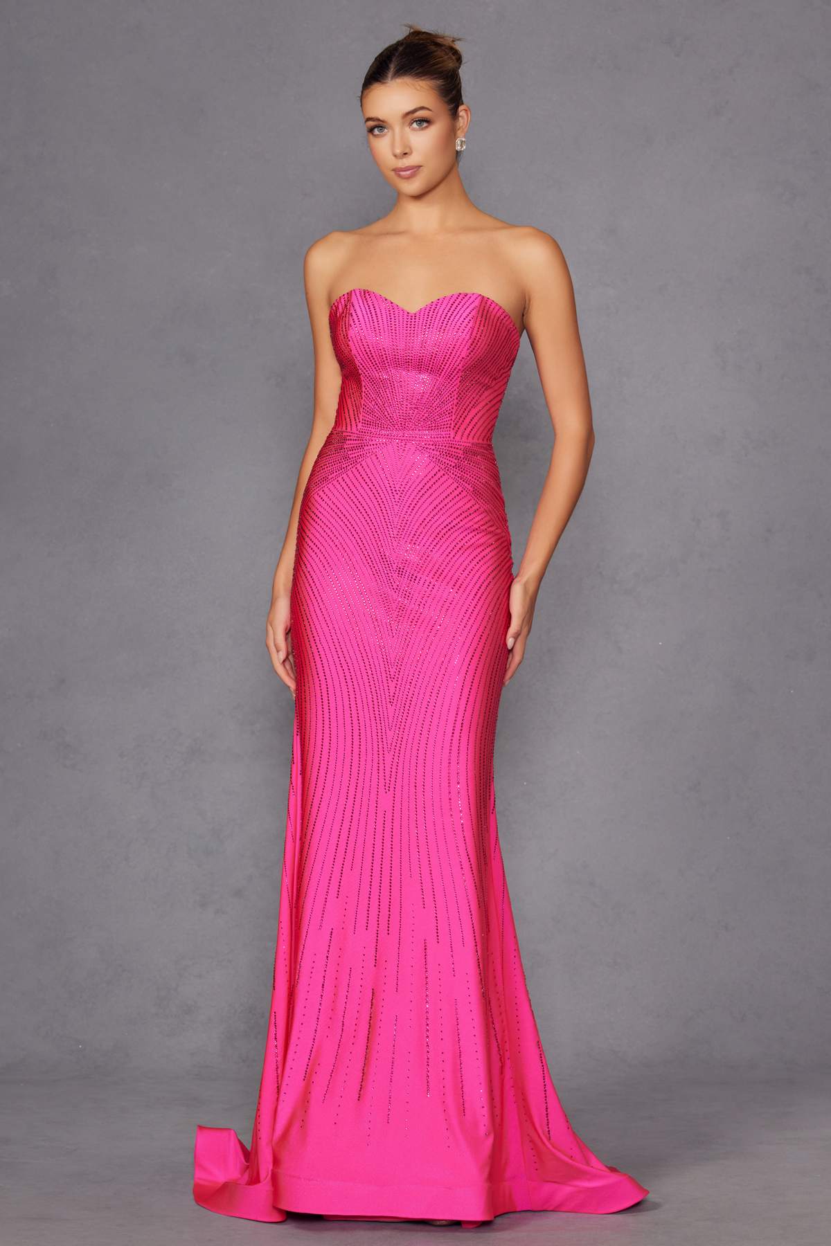 Vestido largo ajustado sin tirantes con escote corazón y detalles de pedrería Juliet JT2472R