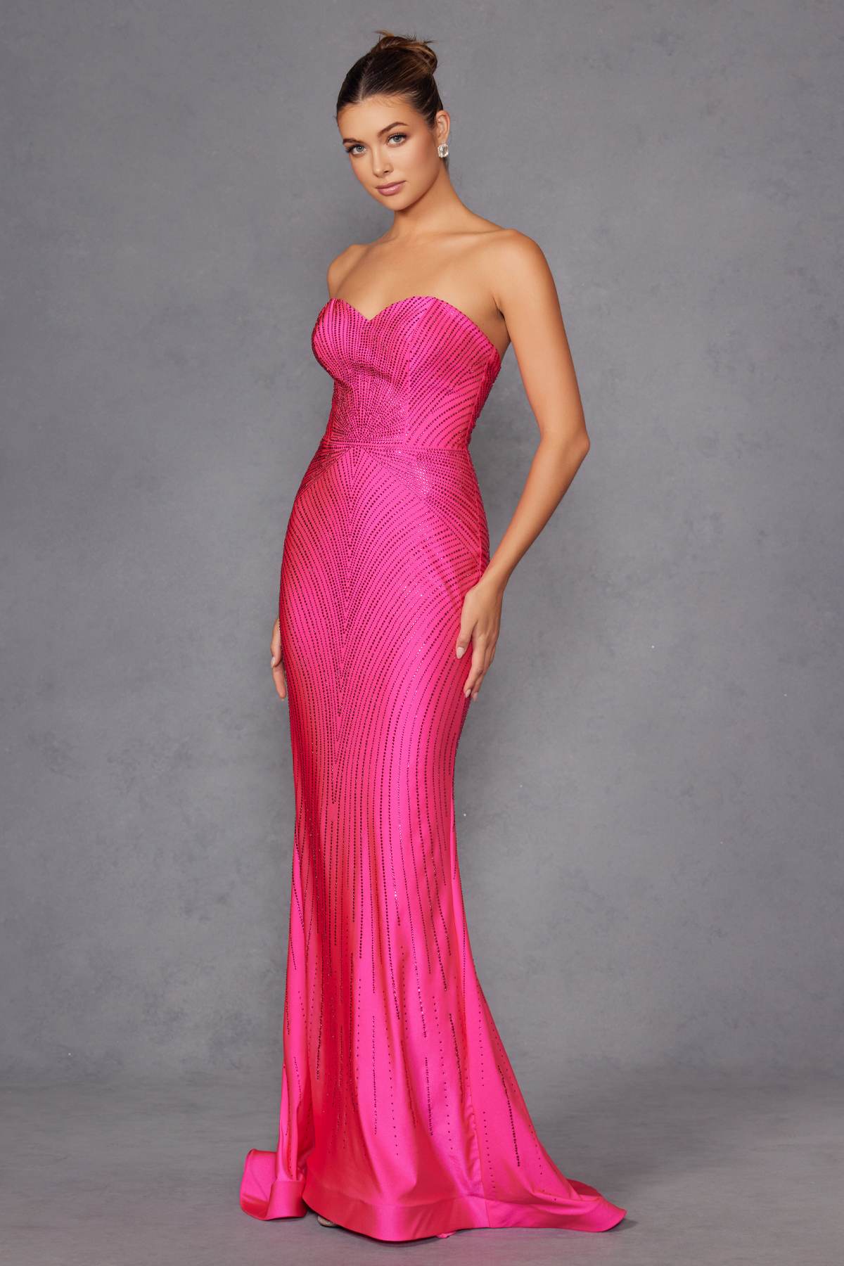 Vestido largo ajustado sin tirantes con escote corazón y detalles de pedrería Juliet JT2472R