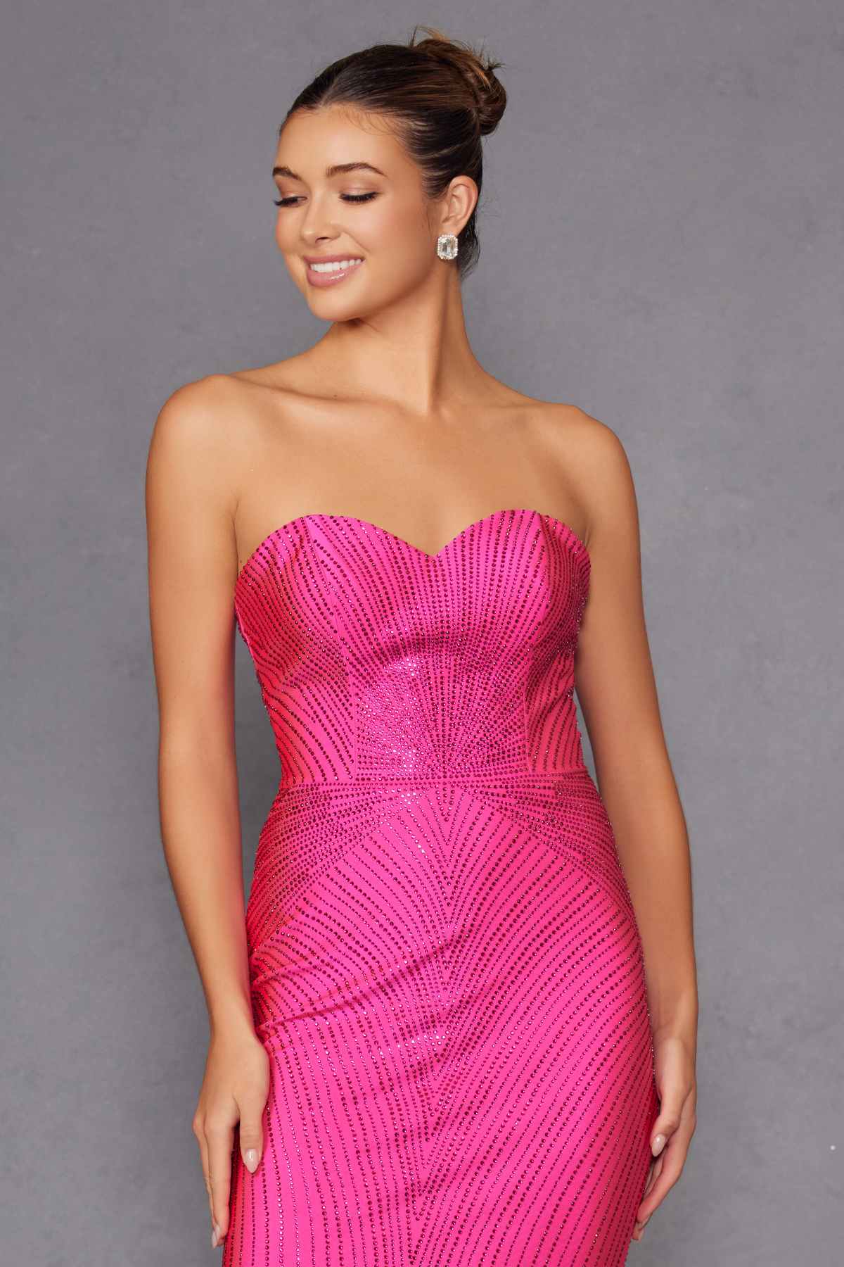 Vestido largo ajustado sin tirantes con escote corazón y detalles de pedrería Juliet JT2472R