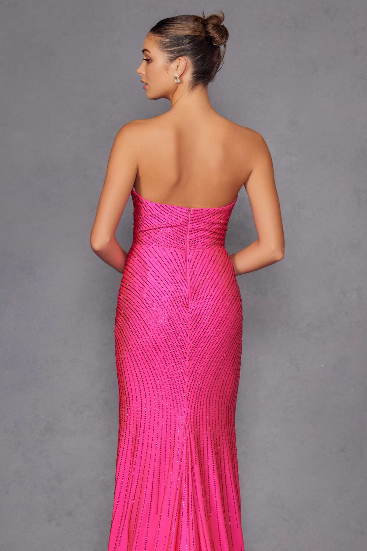 Vestido largo ajustado sin tirantes con escote corazón y detalles de pedrería Juliet JT2472R