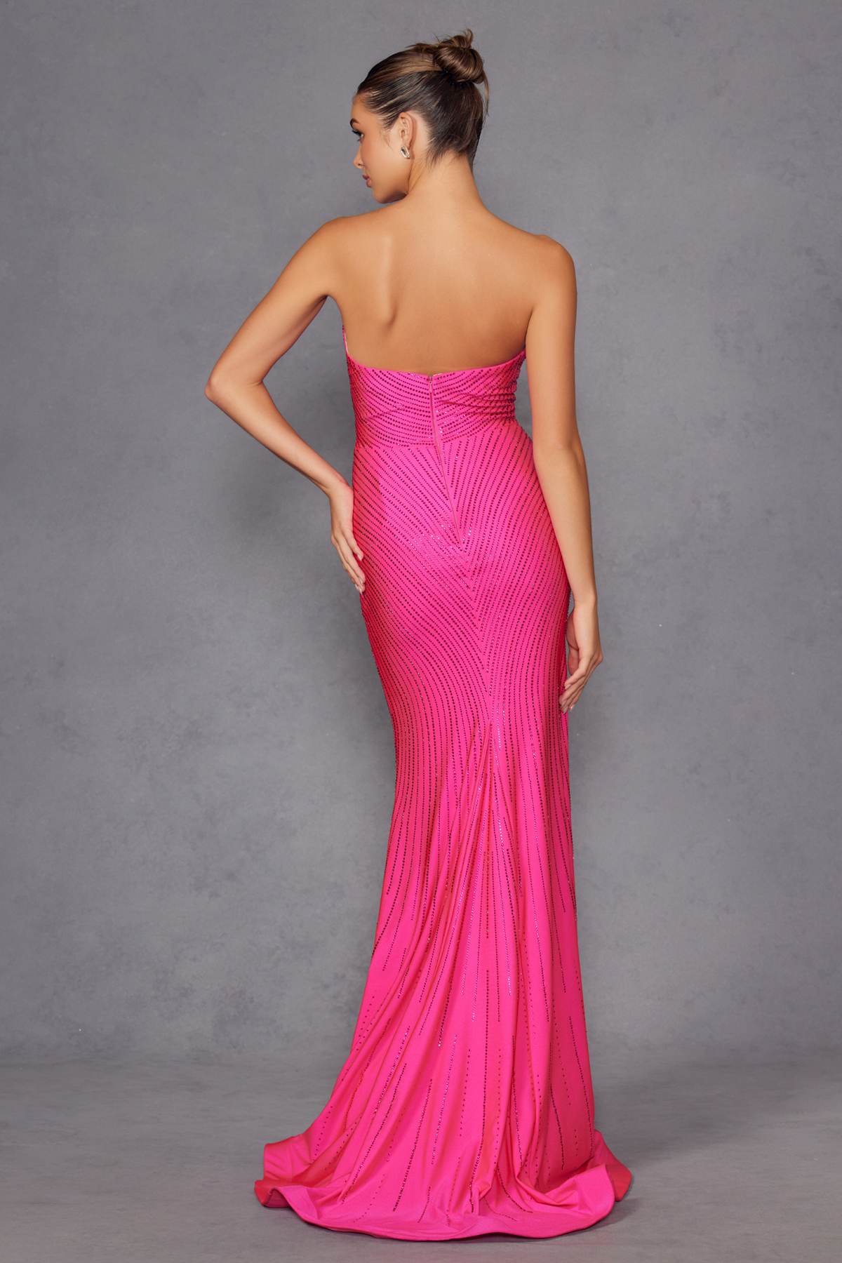 Vestido largo ajustado sin tirantes con escote corazón y detalles de pedrería Juliet JT2472R