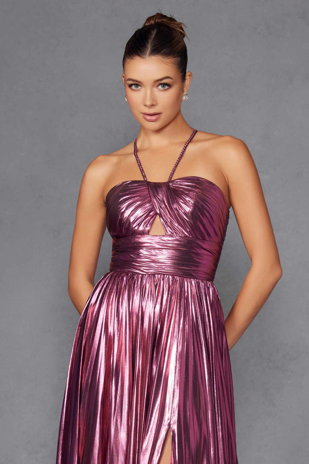 Vestido largo metálico plisado de corte A con cuello halter Juliet JT2503A