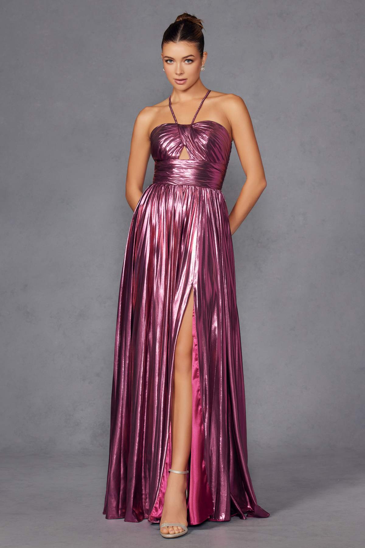Vestido largo metálico plisado de corte A con cuello halter Juliet JT2503A