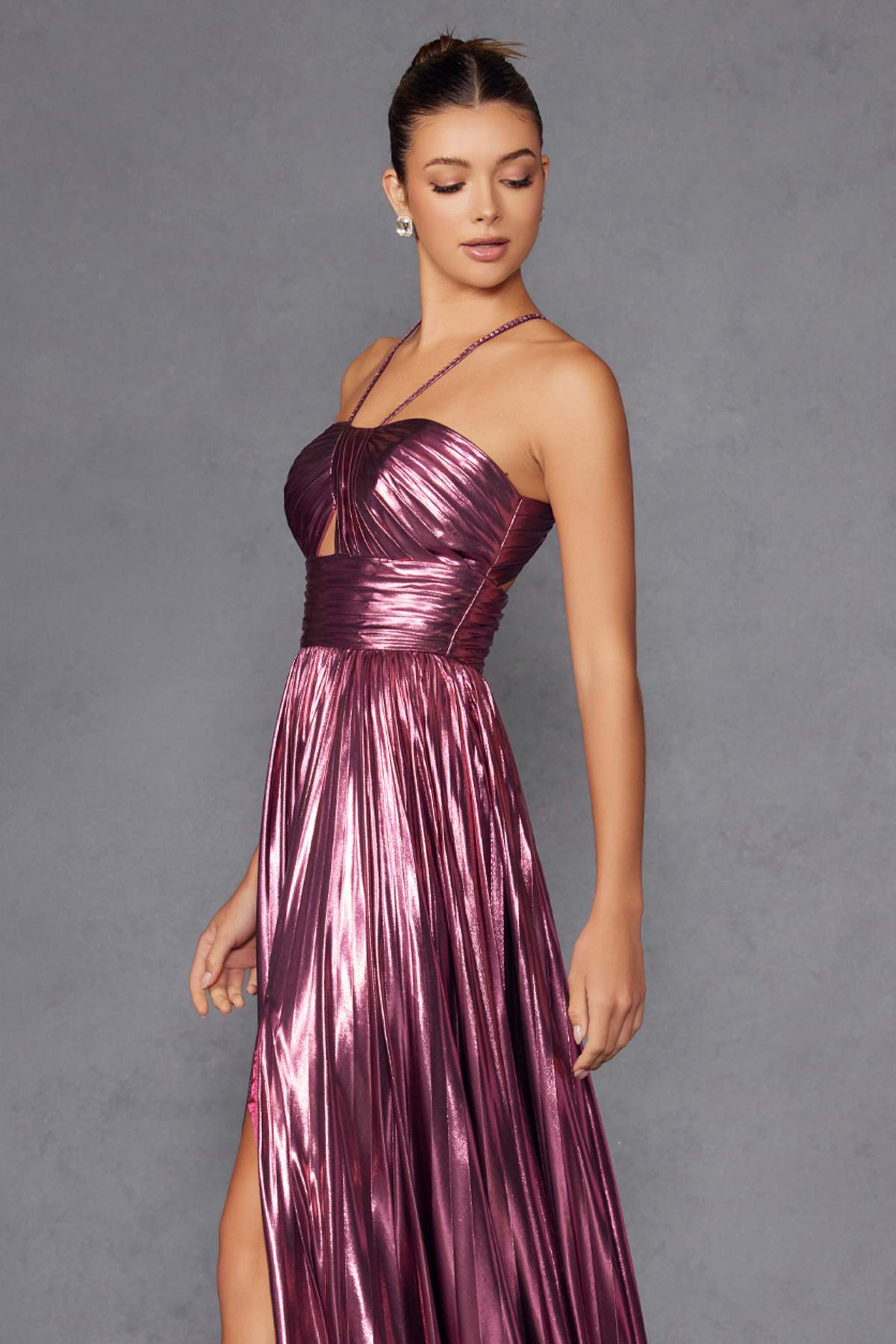 Vestido largo metálico plisado de corte A con cuello halter Juliet JT2503A