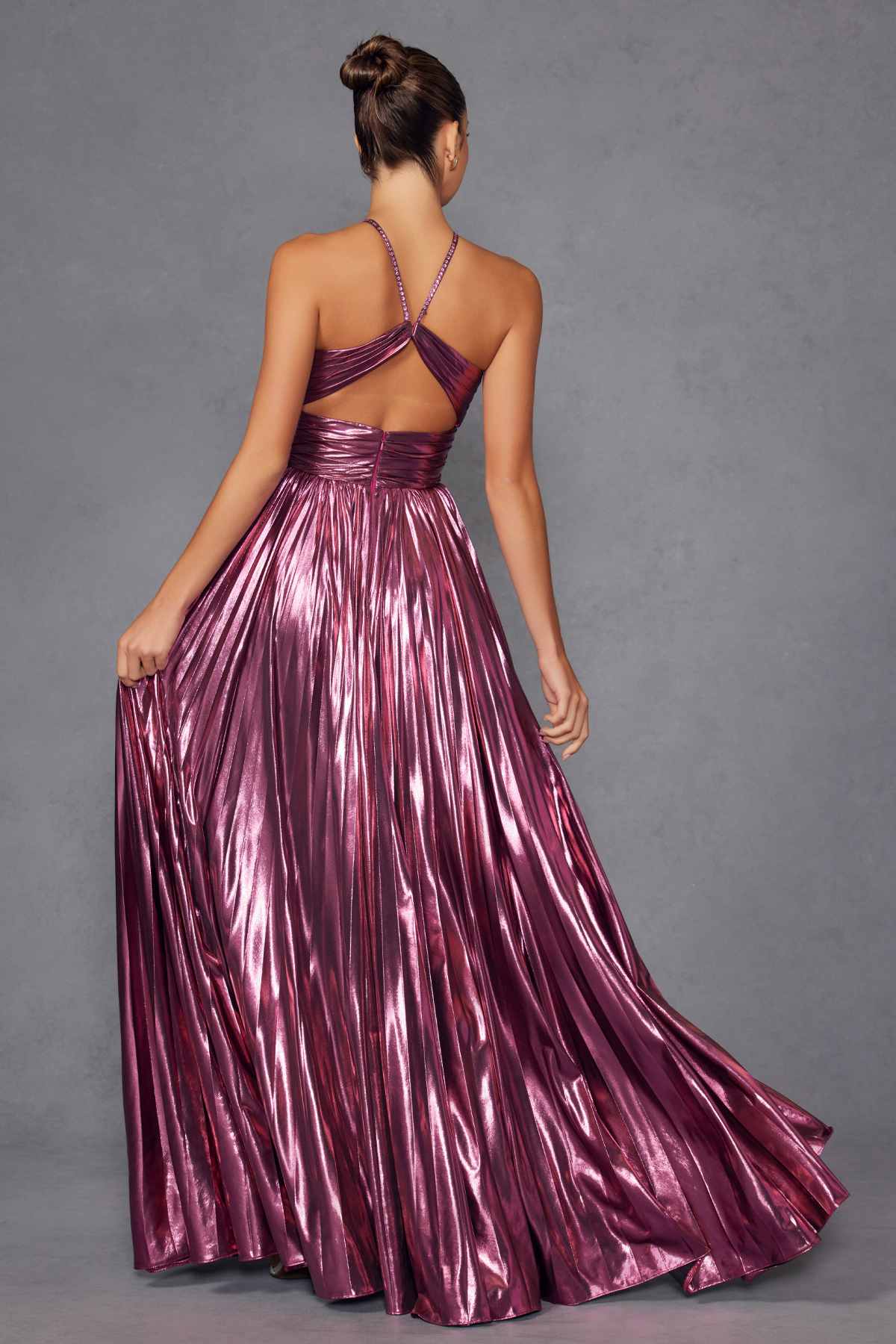 Vestido largo metálico plisado de corte A con cuello halter Juliet JT2503A
