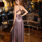 Vestido largo metálico plisado de corte A con cuello halter Juliet JT2503A