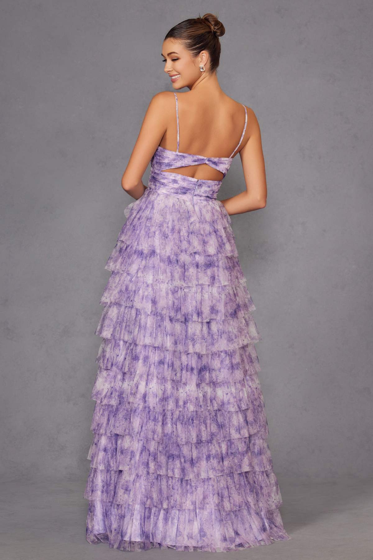 Vestido de fiesta Juliet JT2508A con escote corazón y ojo de cerradura y falda con volantes escalonados