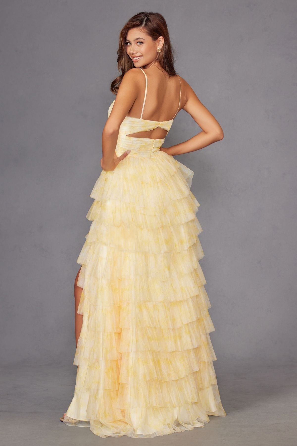 Vestido de fiesta Juliet JT2508A con escote corazón y ojo de cerradura y falda con volantes escalonados