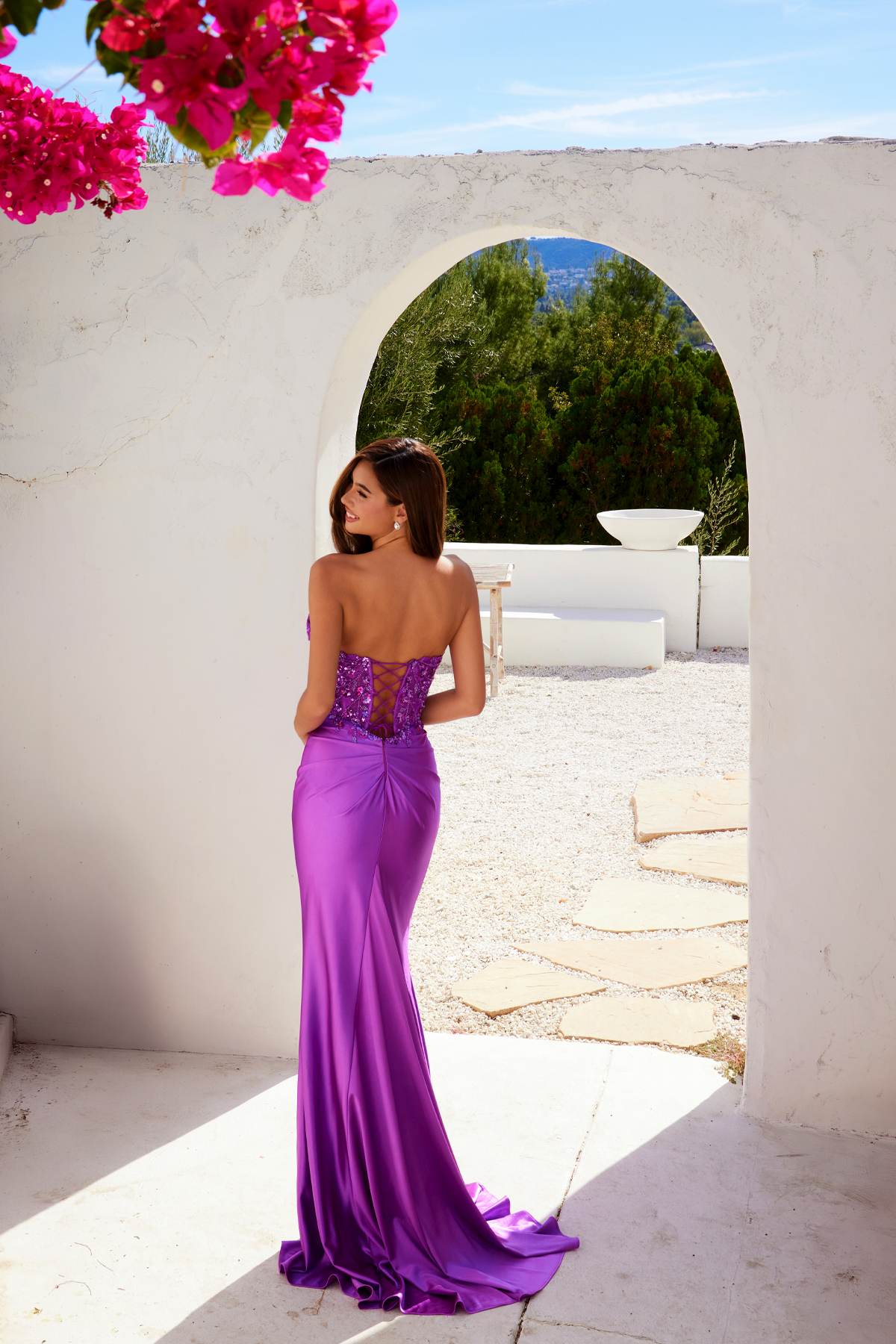 Vestido de fiesta de raso con corsé deshuesado, escote corazón y sin tirantes Juliet JT2534K