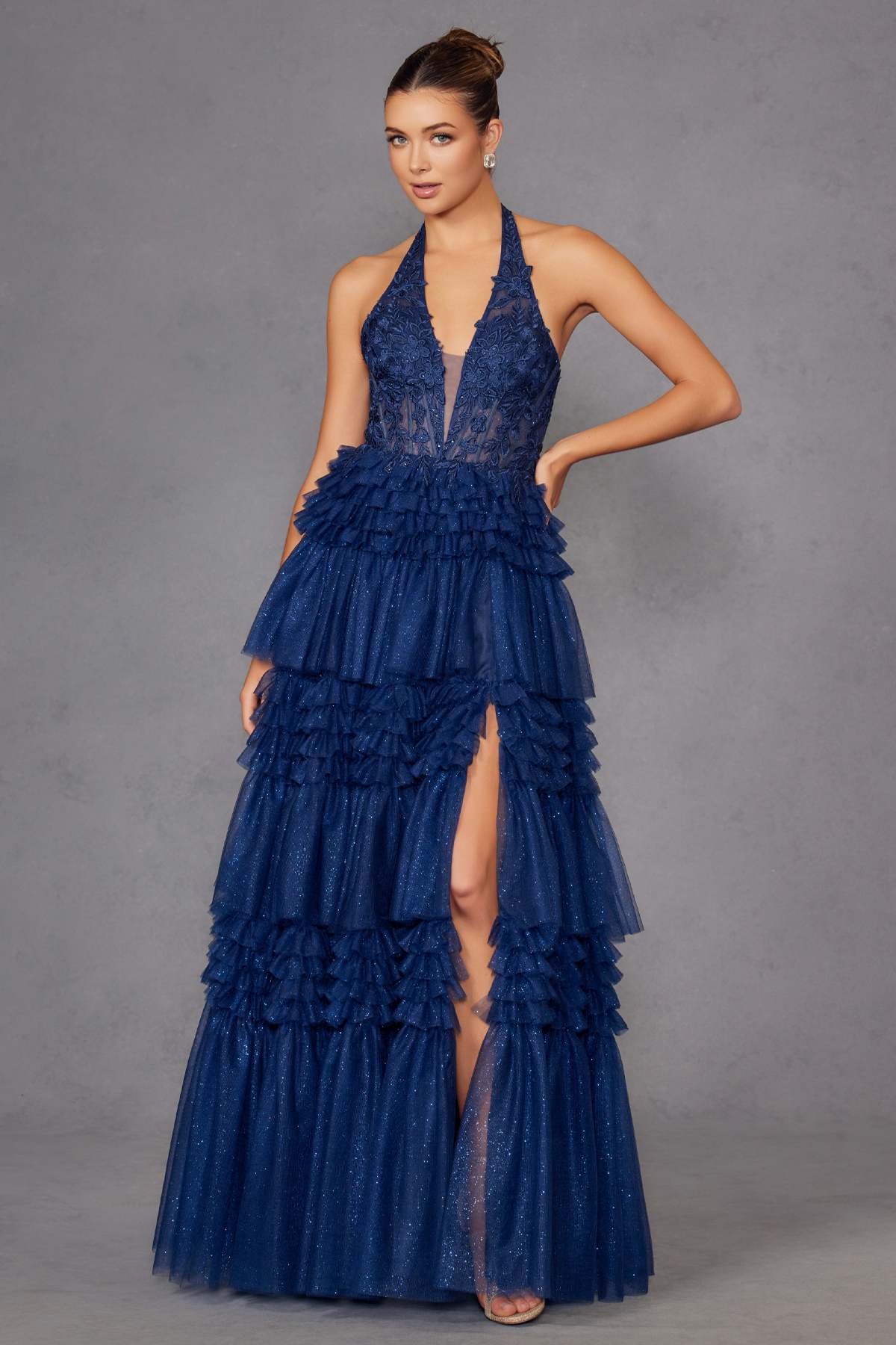 Juliet JT2556S Vestido de gala acampanado de tul con cuello halter, escote en V y abertura