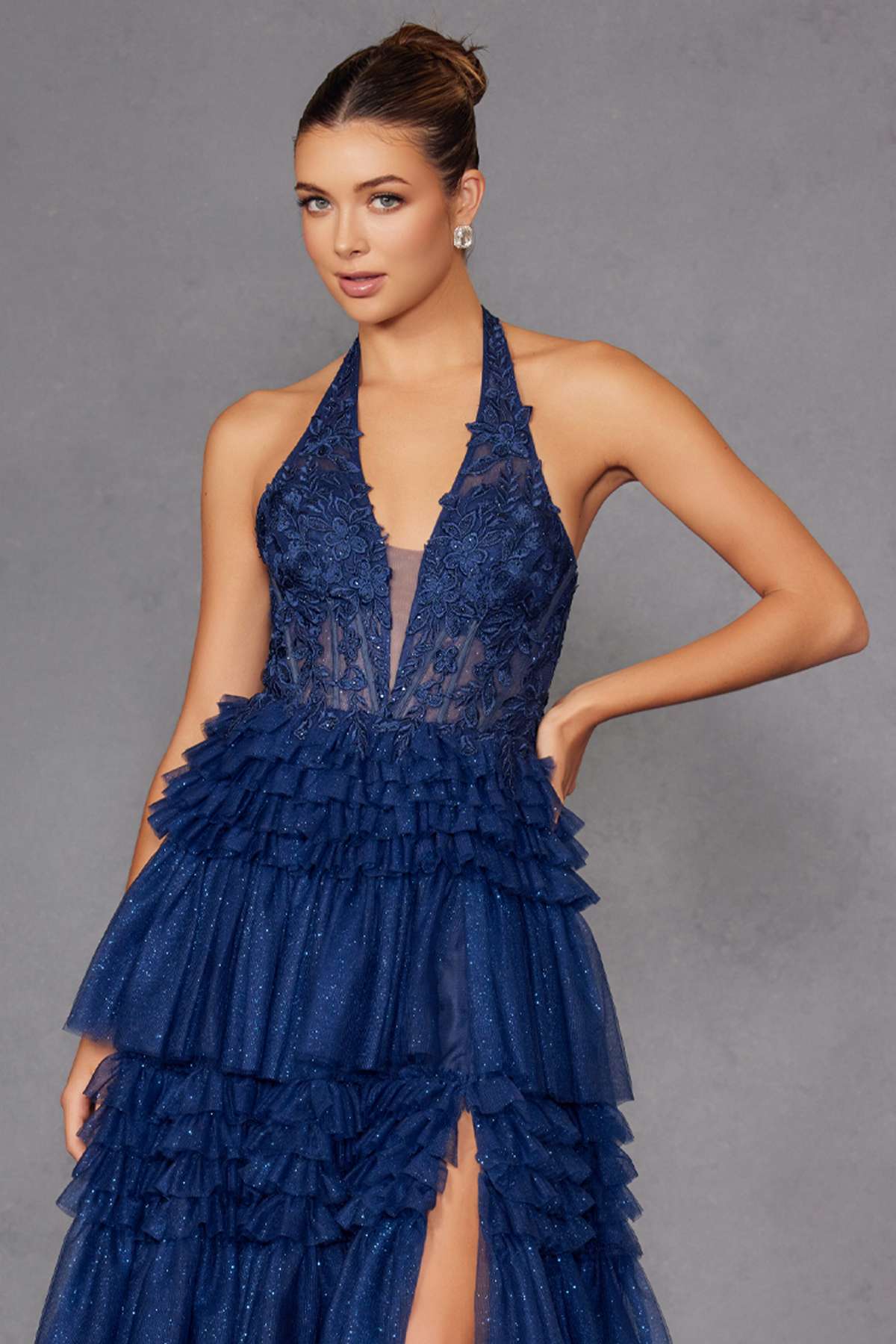 Juliet JT2556S Vestido de gala acampanado de tul con cuello halter, escote en V y abertura