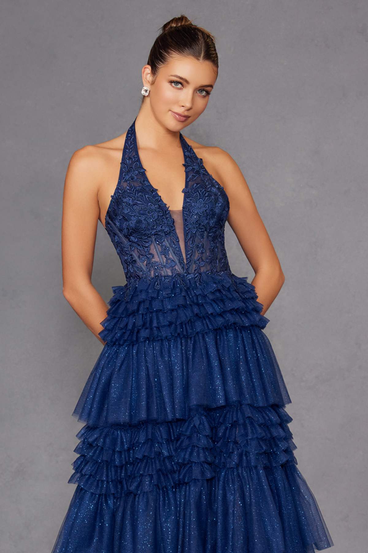 Juliet JT2556S Vestido de gala acampanado de tul con cuello halter, escote en V y abertura