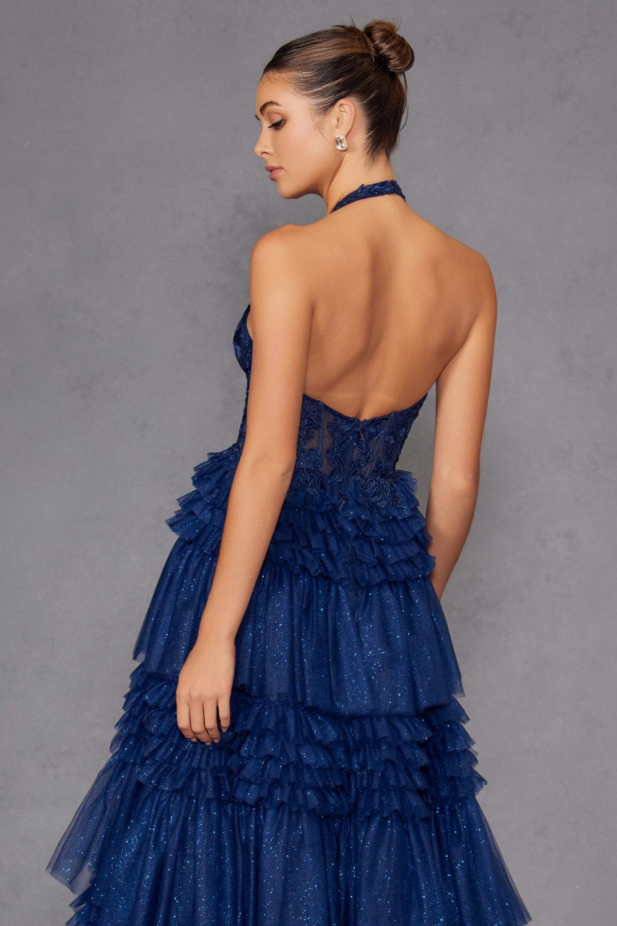 Juliet JT2556S Vestido de gala acampanado de tul con cuello halter, escote en V y abertura