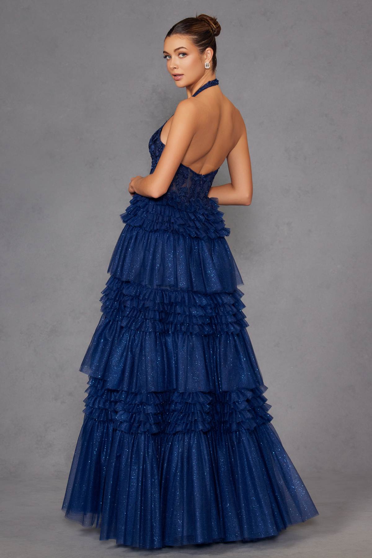 Juliet JT2556S Vestido de gala acampanado de tul con cuello halter, escote en V y abertura