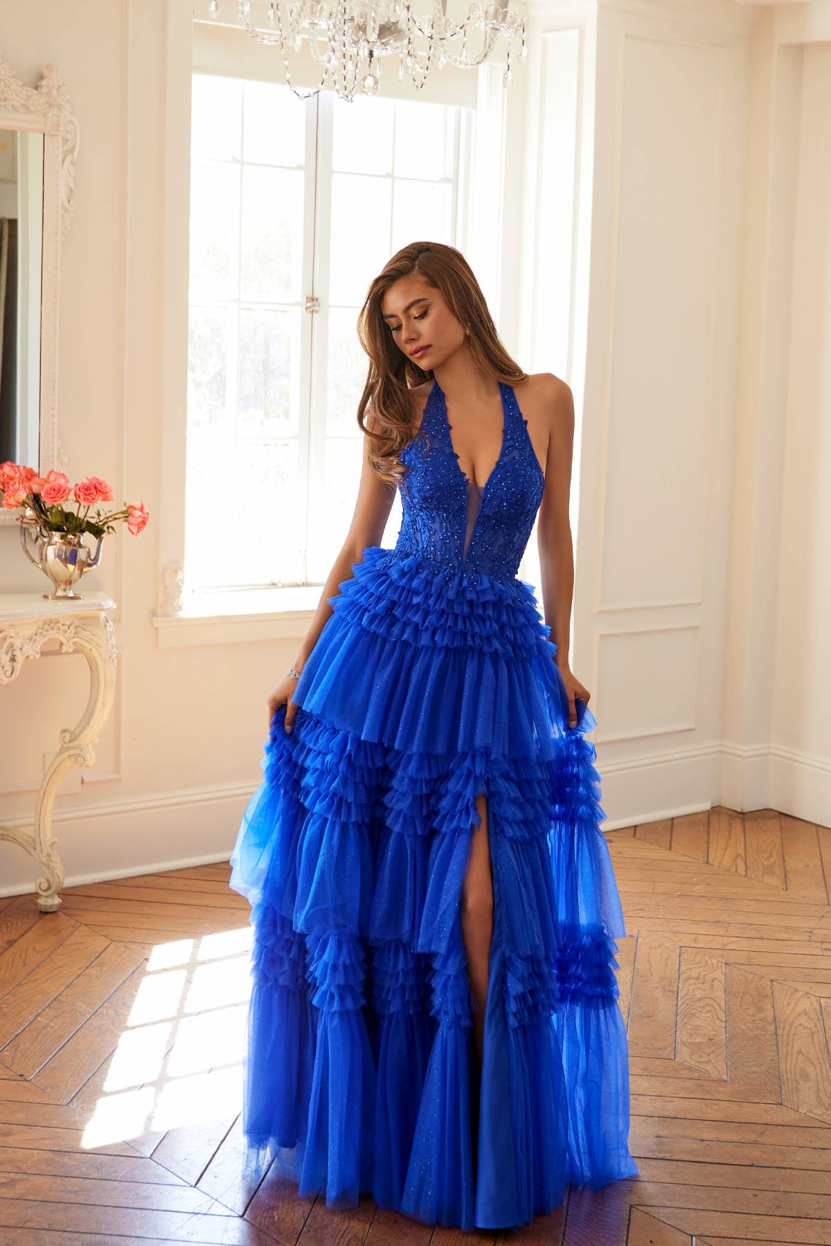 Juliet JT2556S Vestido de gala acampanado de tul con cuello halter, escote en V y abertura