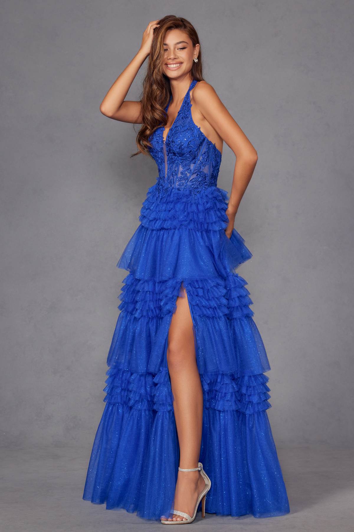Juliet JT2556S Vestido de gala acampanado de tul con cuello halter, escote en V y abertura