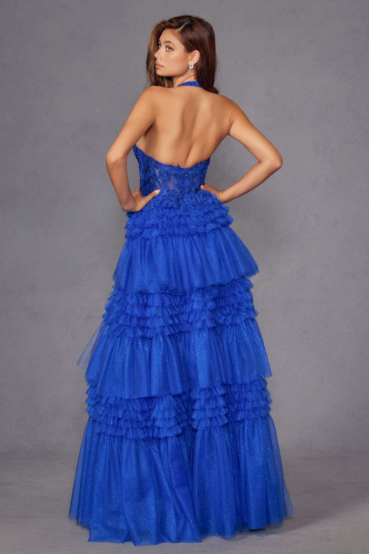Juliet JT2556S Vestido de gala acampanado de tul con cuello halter, escote en V y abertura