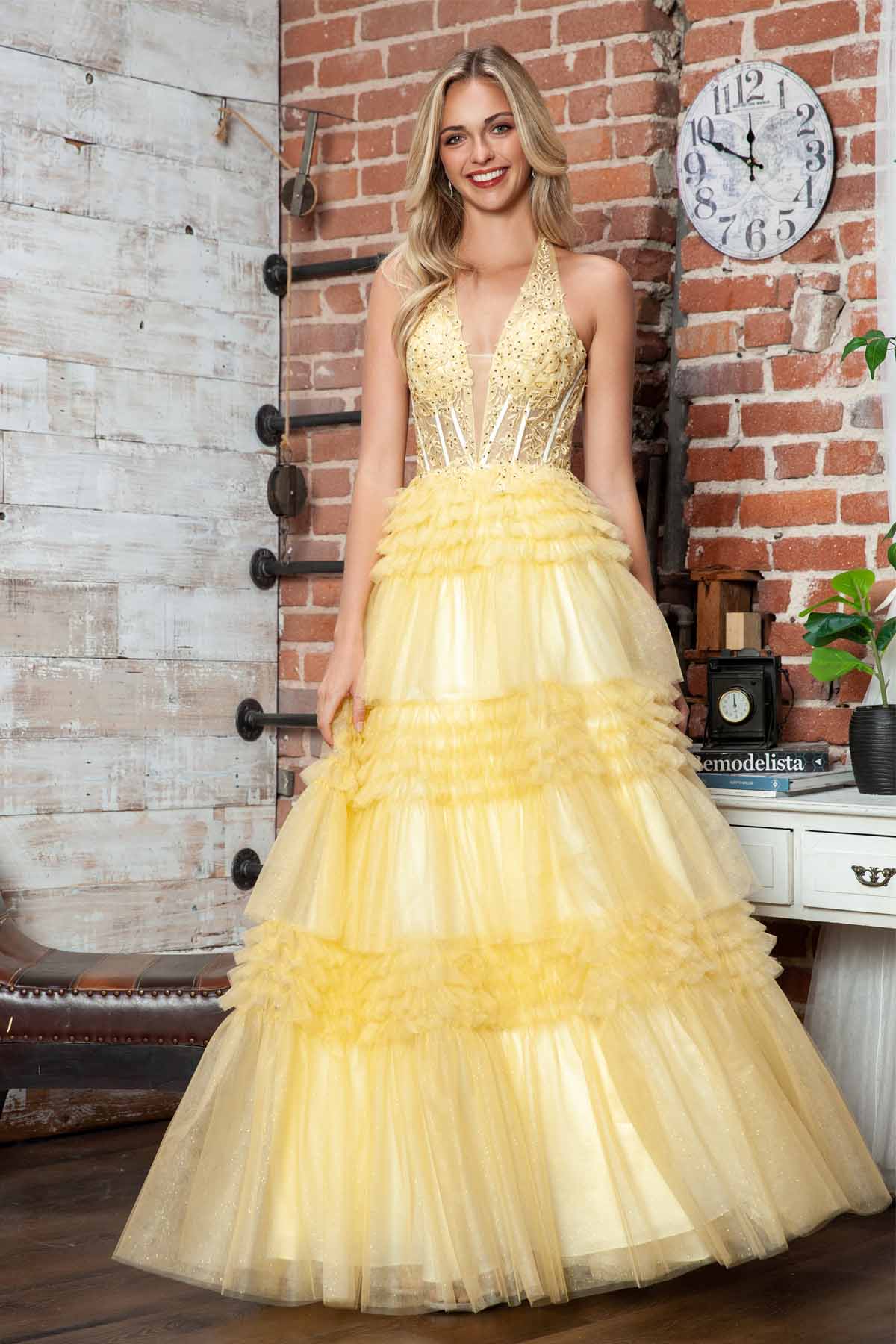 Juliet JT2556S Vestido de gala acampanado de tul con cuello halter, escote en V y abertura