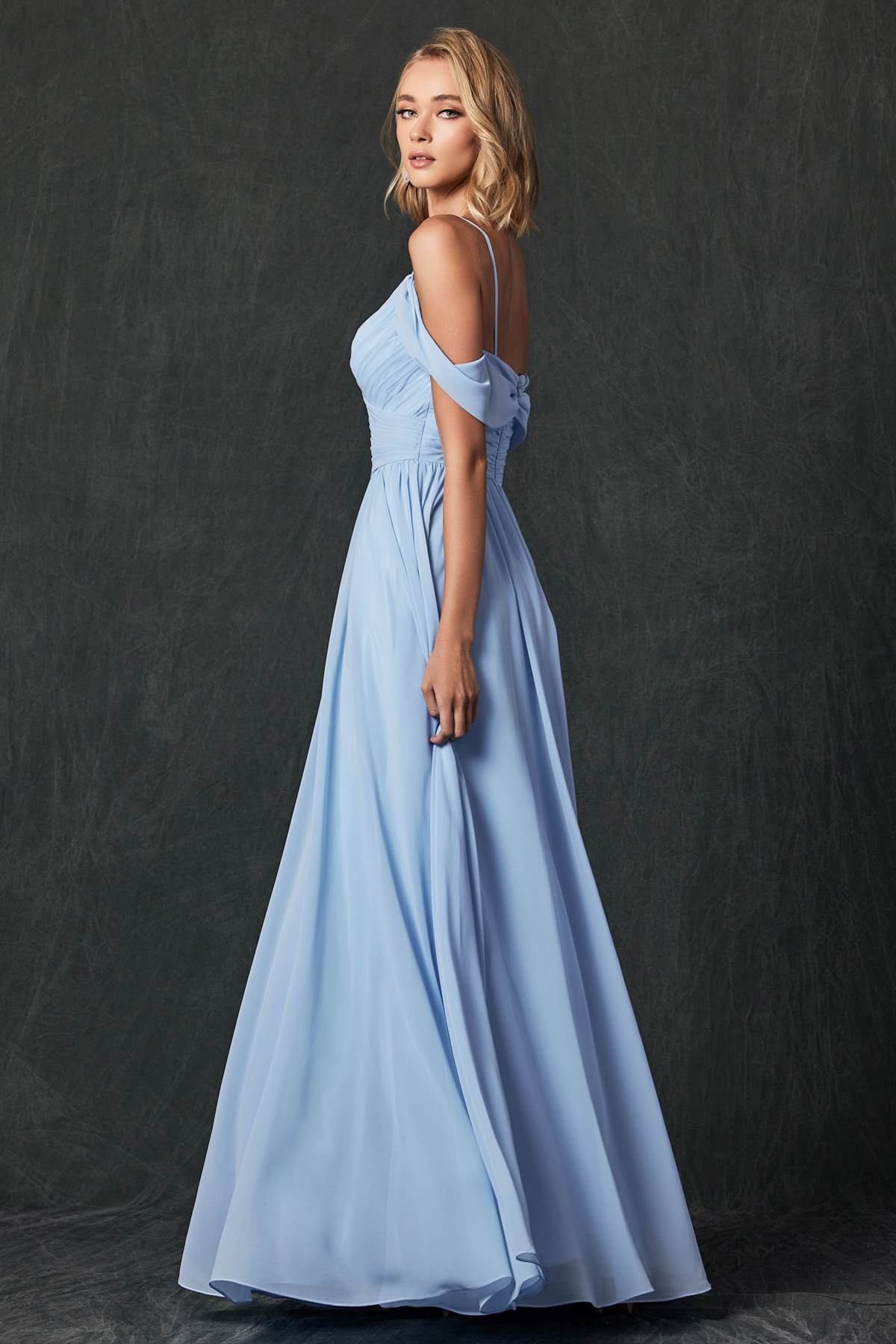 Vestido de noche formal Juliet 262 plisado con hombros descubiertos