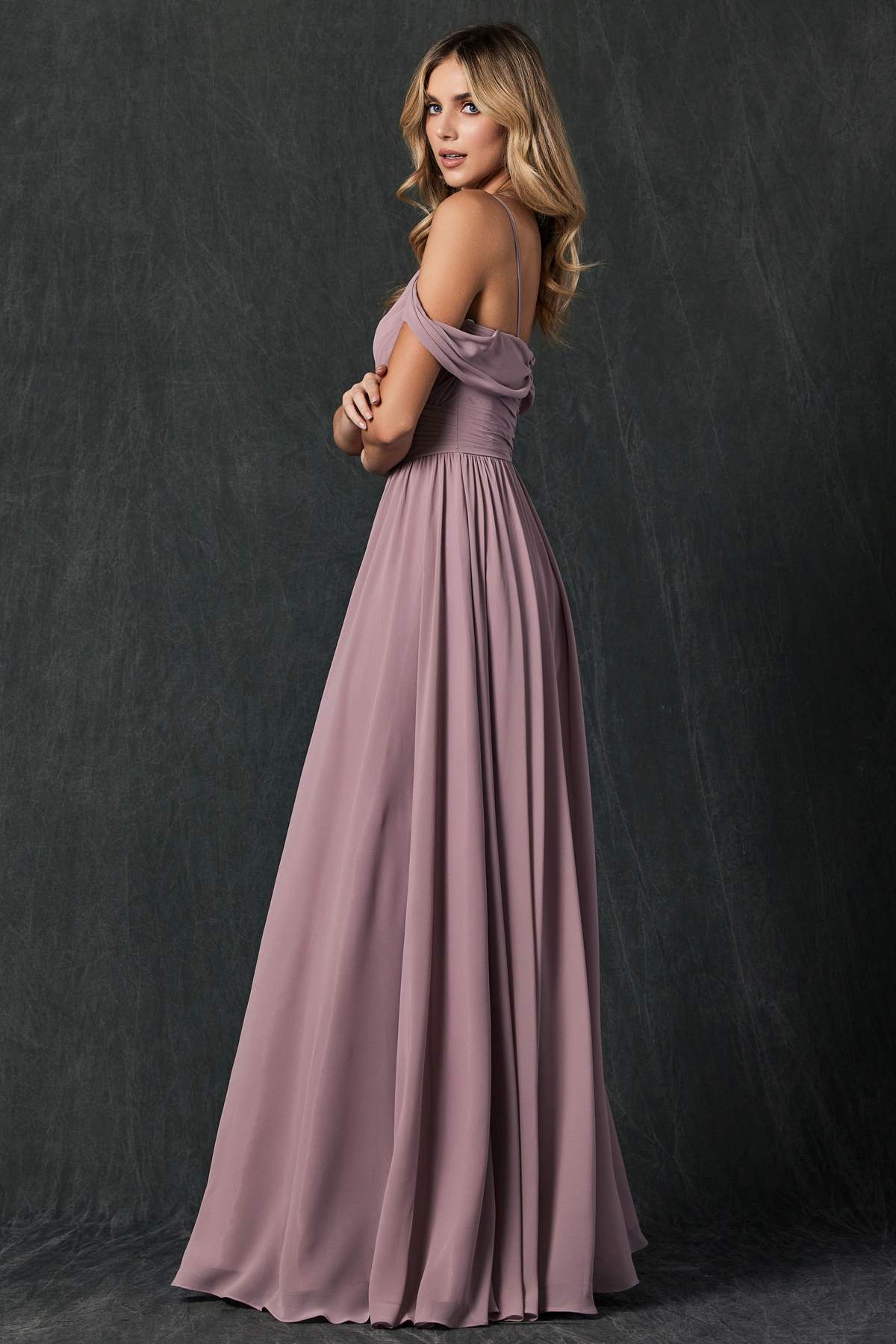 Vestido de noche formal Juliet 262 plisado con hombros descubiertos